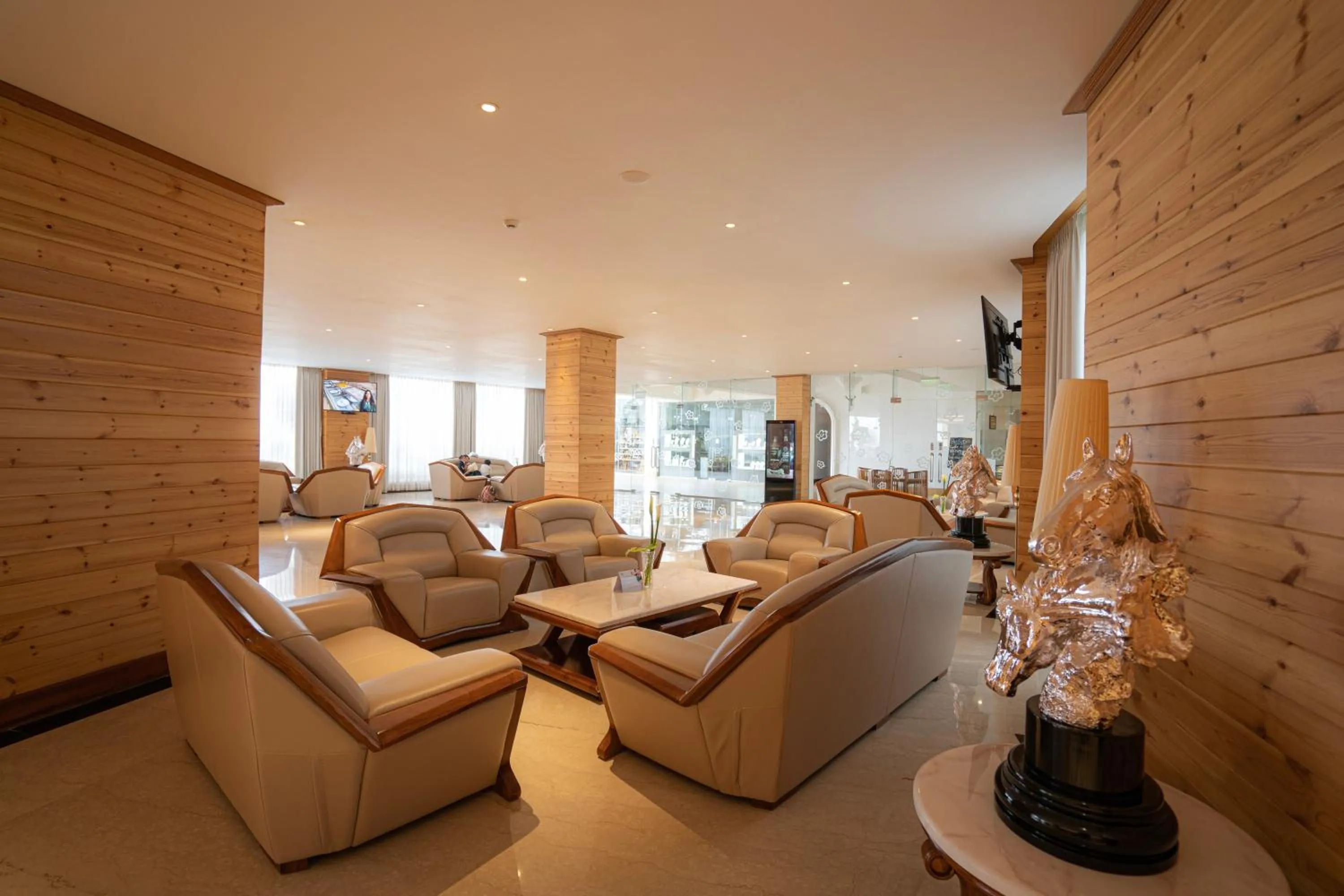 Lobby or reception in Araliya Red - Budget friendly Hotel- Where you find stunning 360 panoramic view of Nuwara Eliya