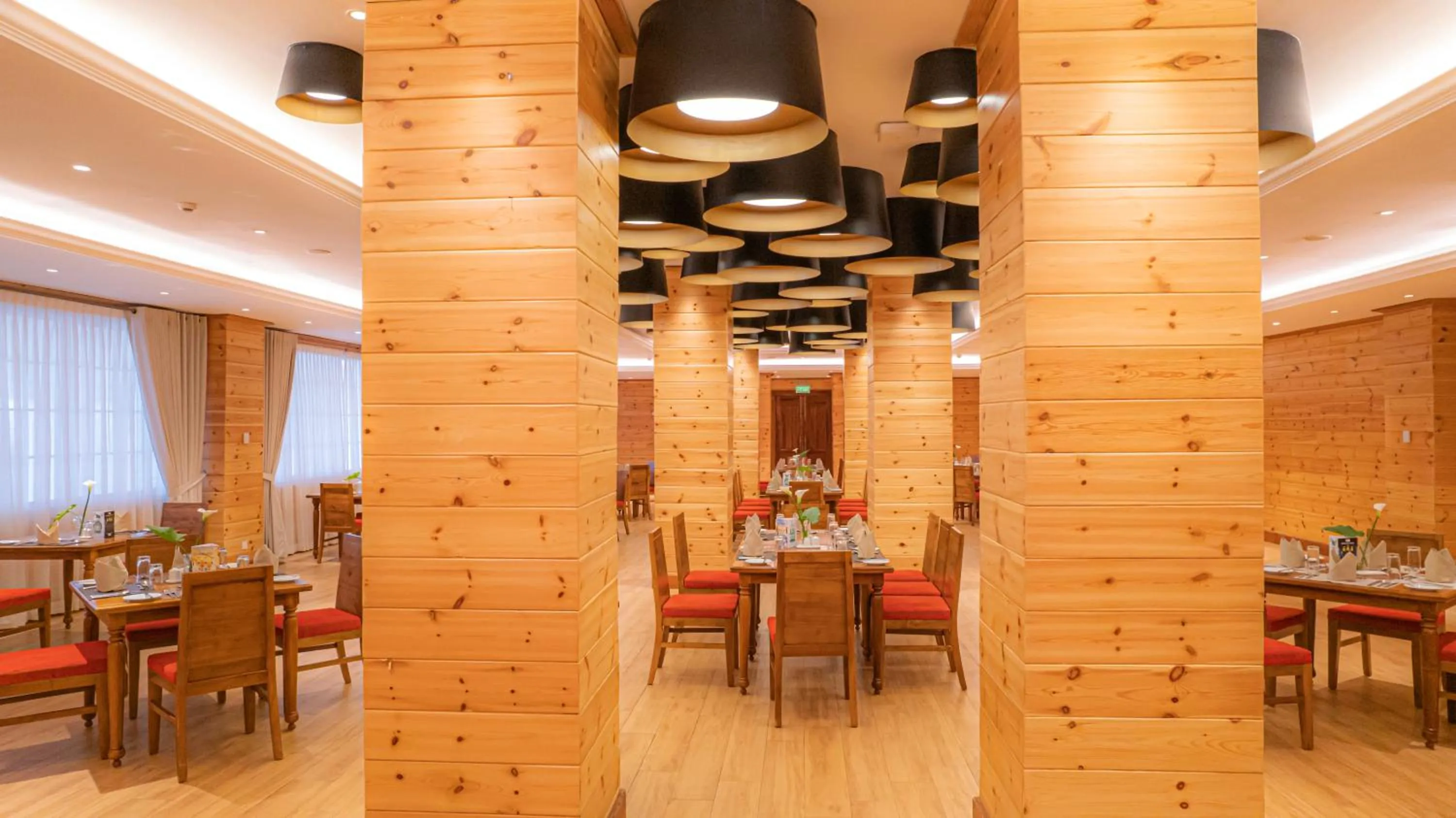 Restaurant/places to eat in Araliya Red - Budget friendly Hotel- Where you find stunning 360 panoramic view of Nuwara Eliya