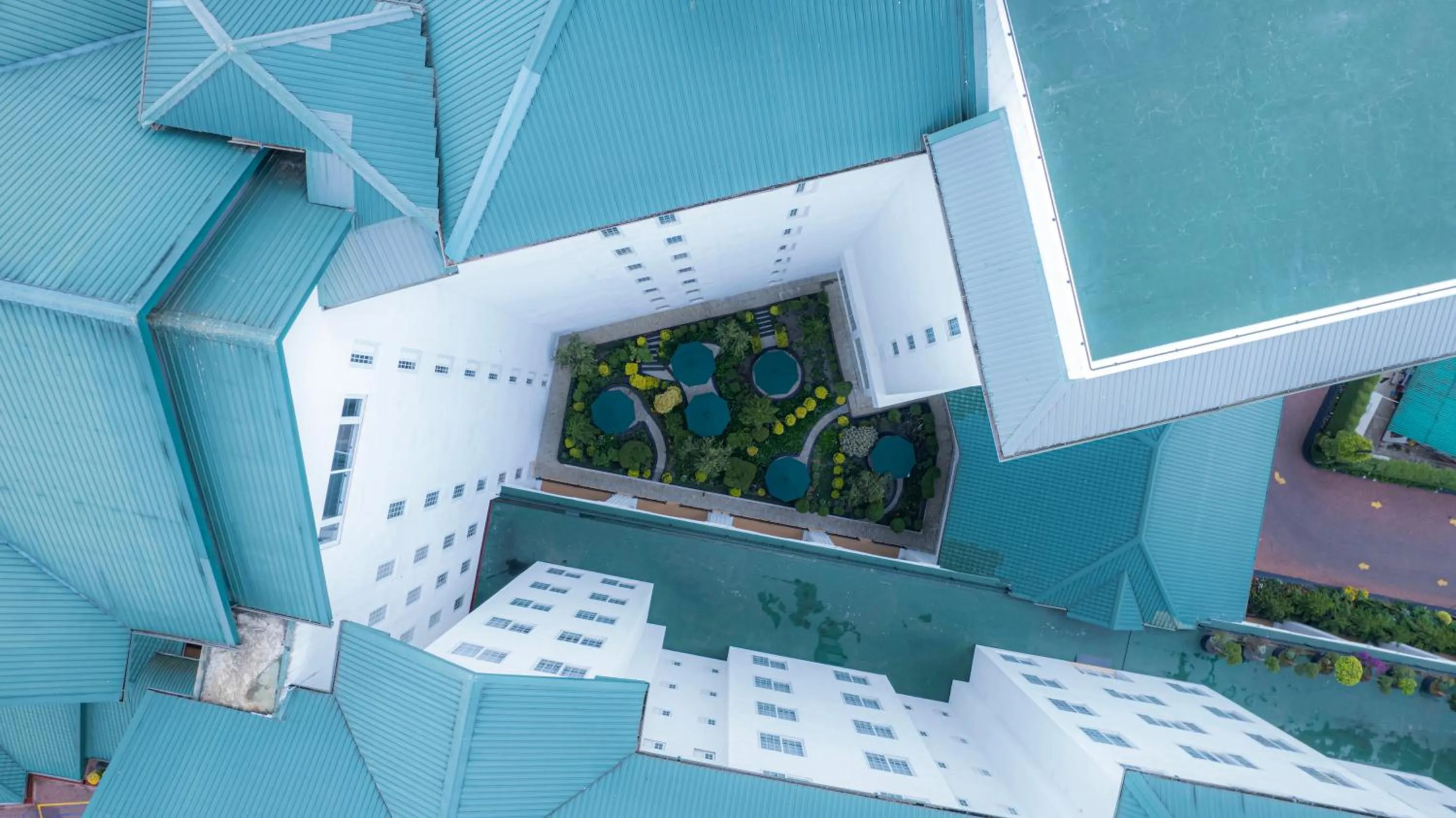 Property building in Araliya Red - Budget friendly Hotel- Where you find stunning 360 panoramic view of Nuwara Eliya