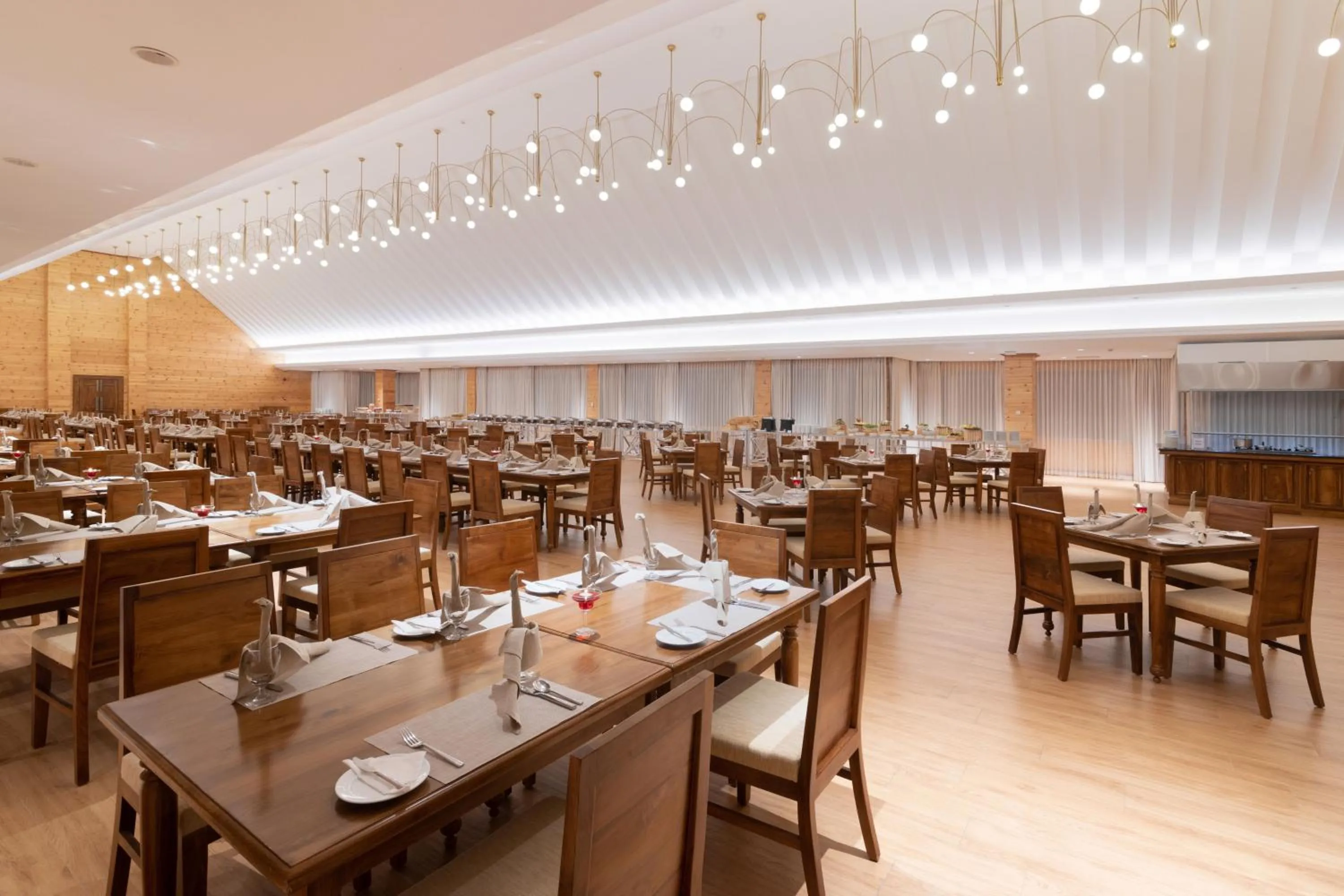 Restaurant/places to eat in Araliya Red - Budget friendly Hotel- Where you find stunning 360 panoramic view of Nuwara Eliya