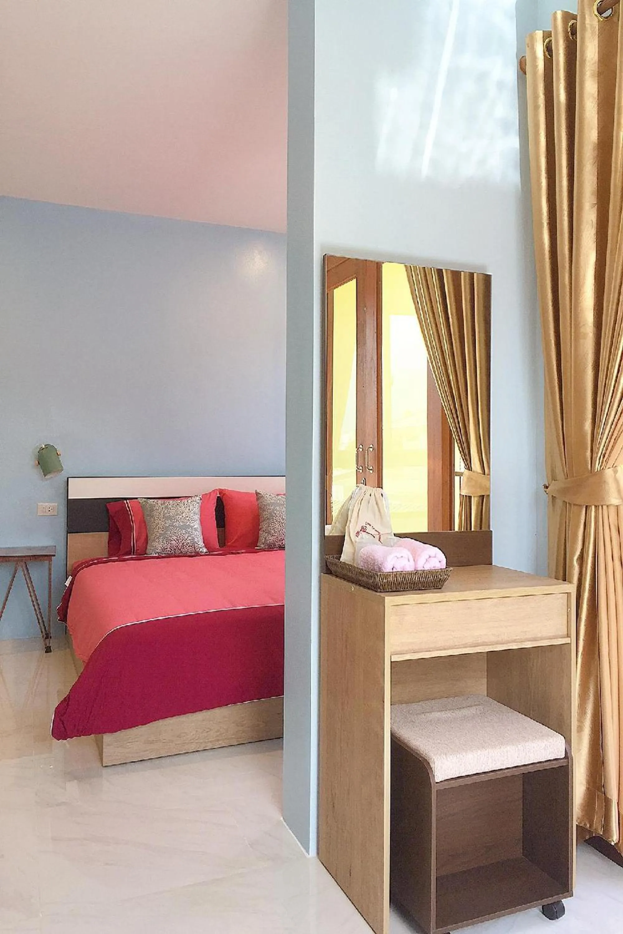 Photo of the whole room, Bed in Chor Chang House