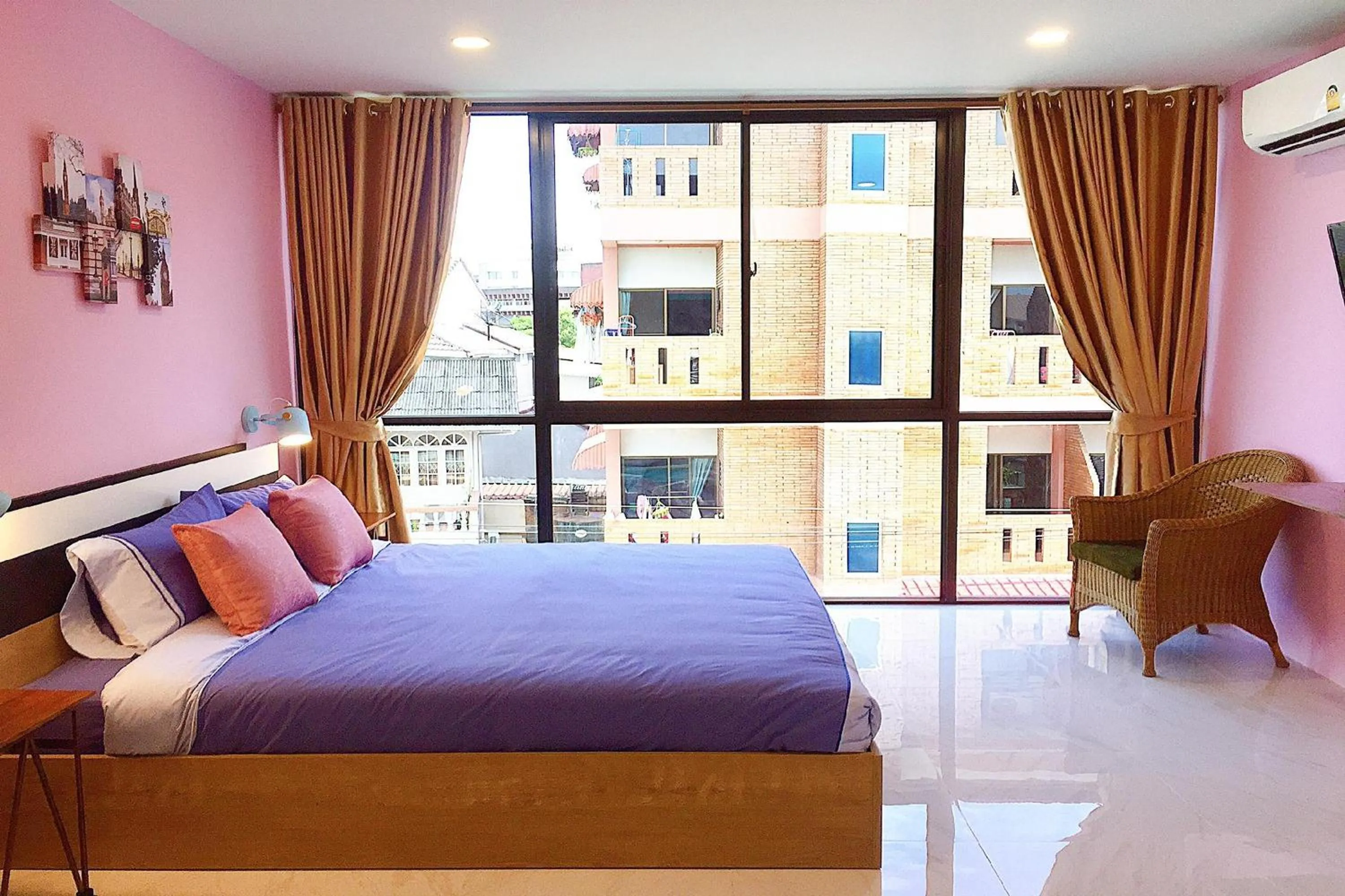 Photo of the whole room, Bed in Chor Chang House