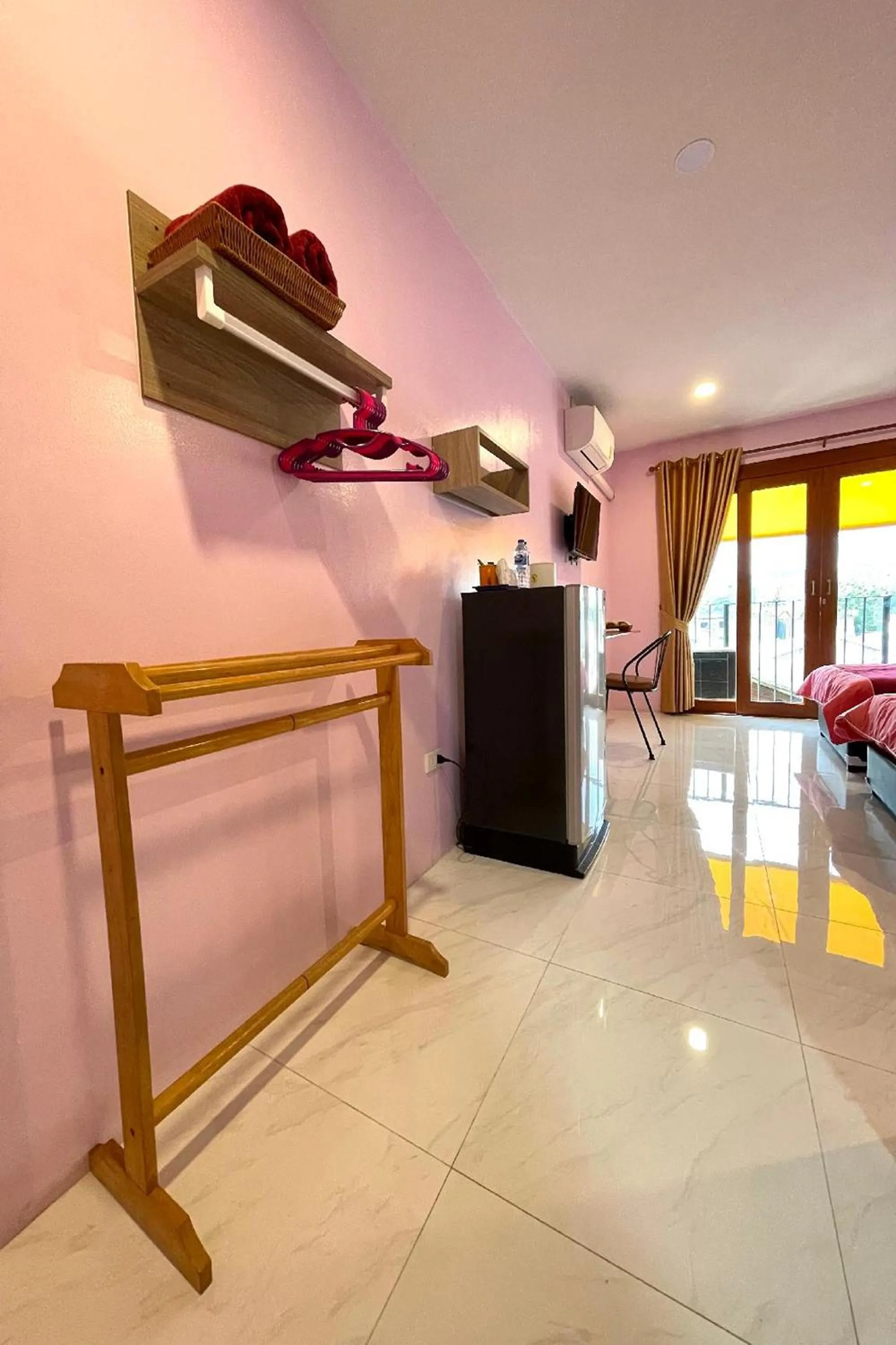 Photo of the whole room, Bed in Chor Chang House