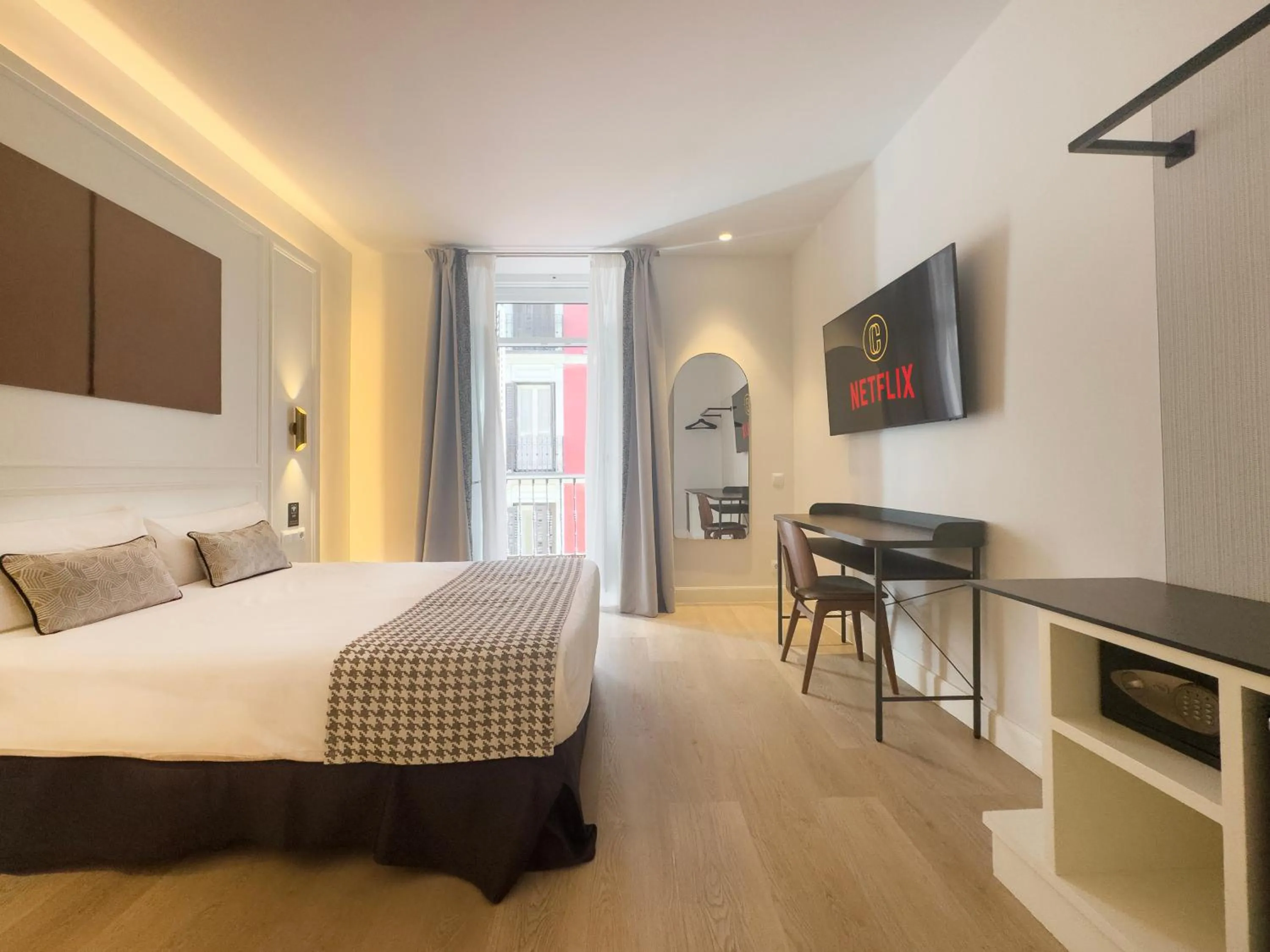 Bed in Ópera Stays by Charming