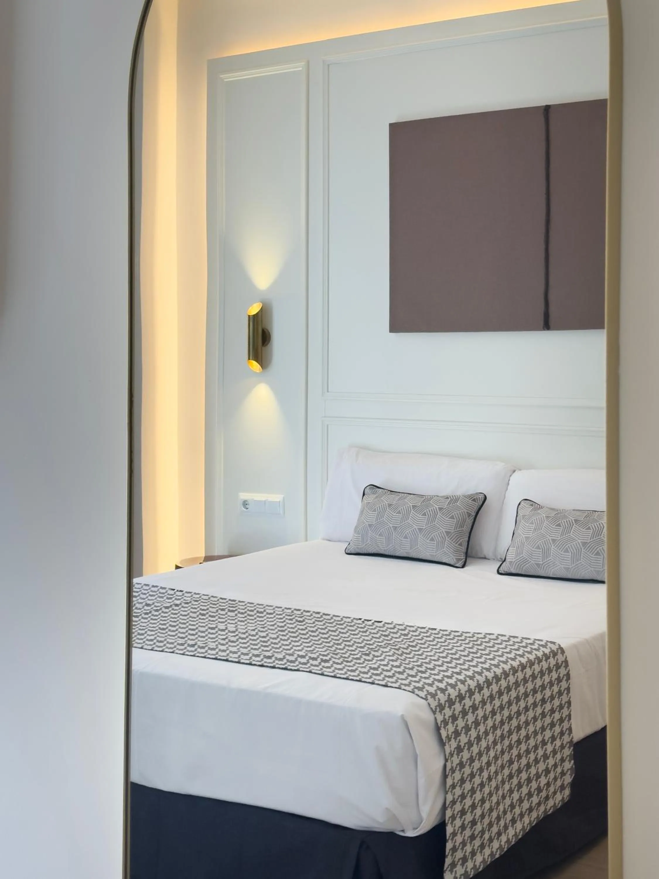 Bed in Ópera Stays by Charming