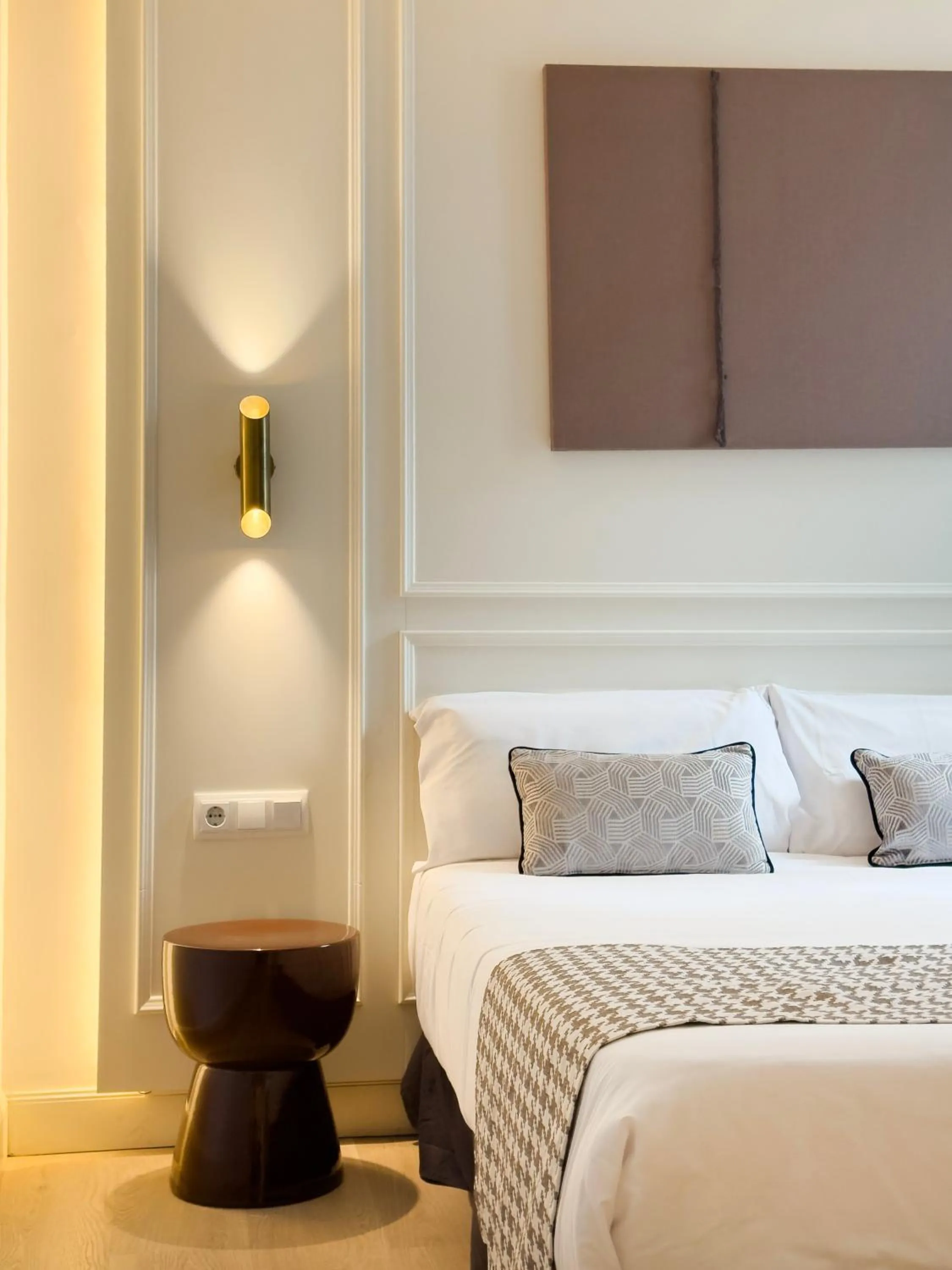 Bed in Ópera Stays by Charming