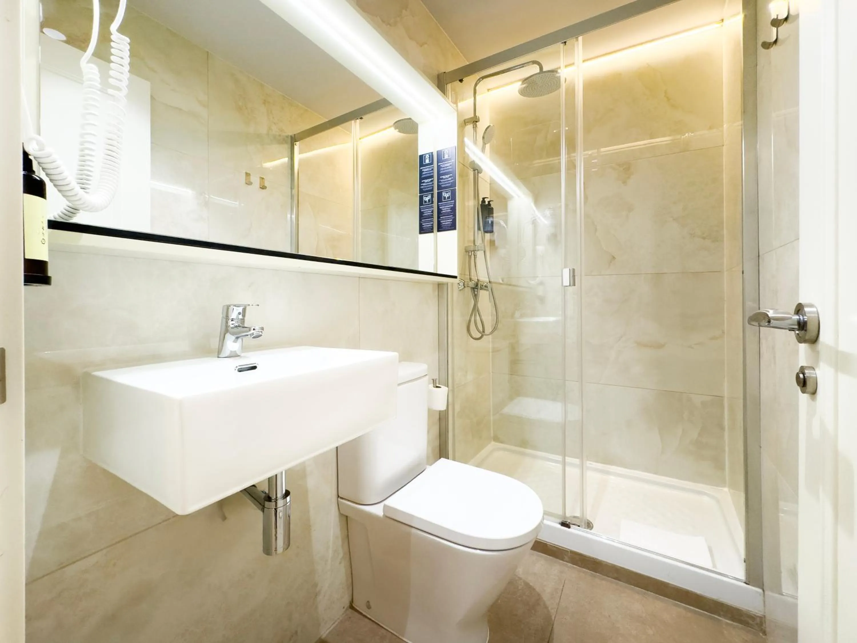 Shower in Ópera Stays by Charming