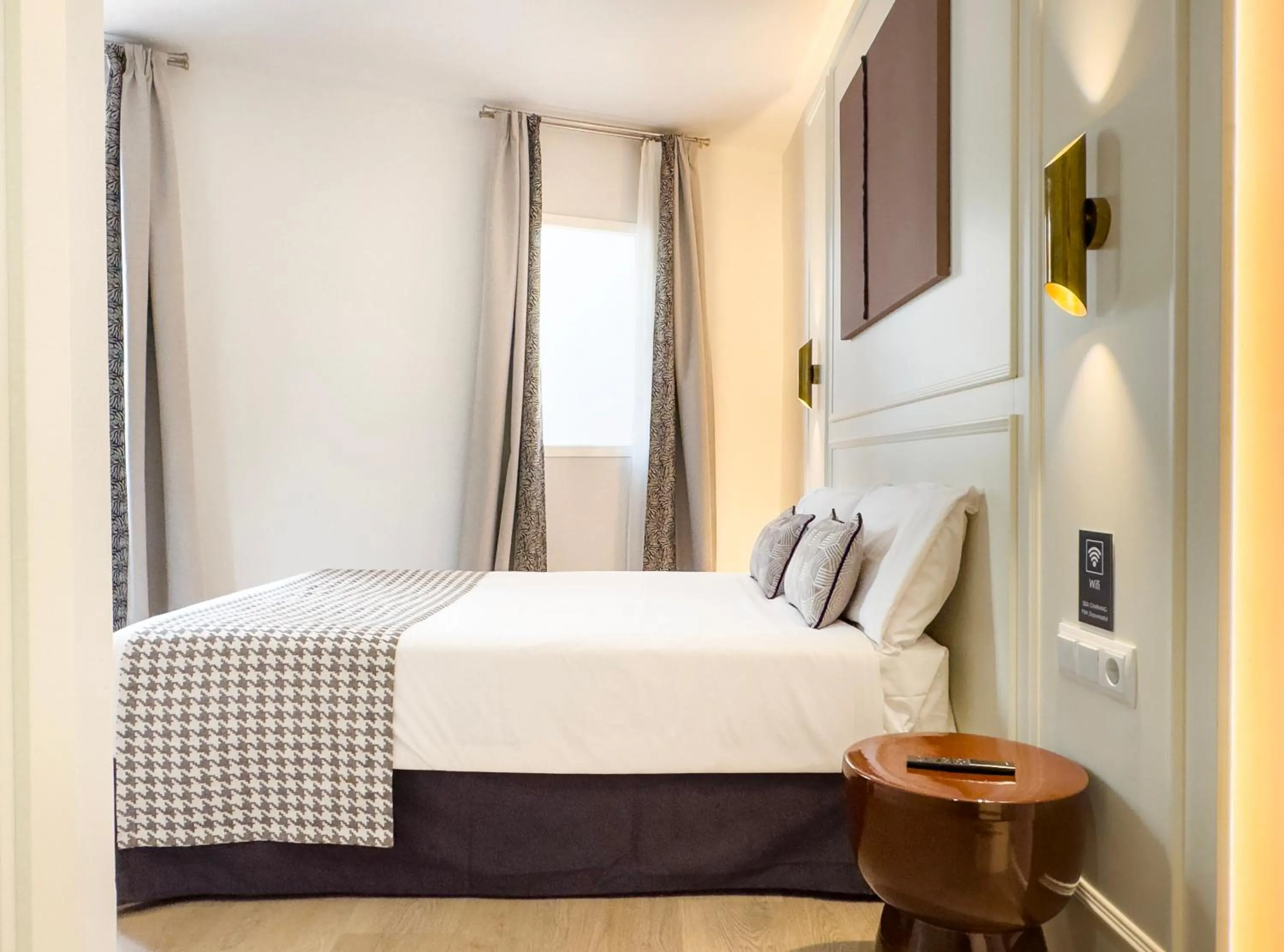 Bed in Ópera Stays by Charming
