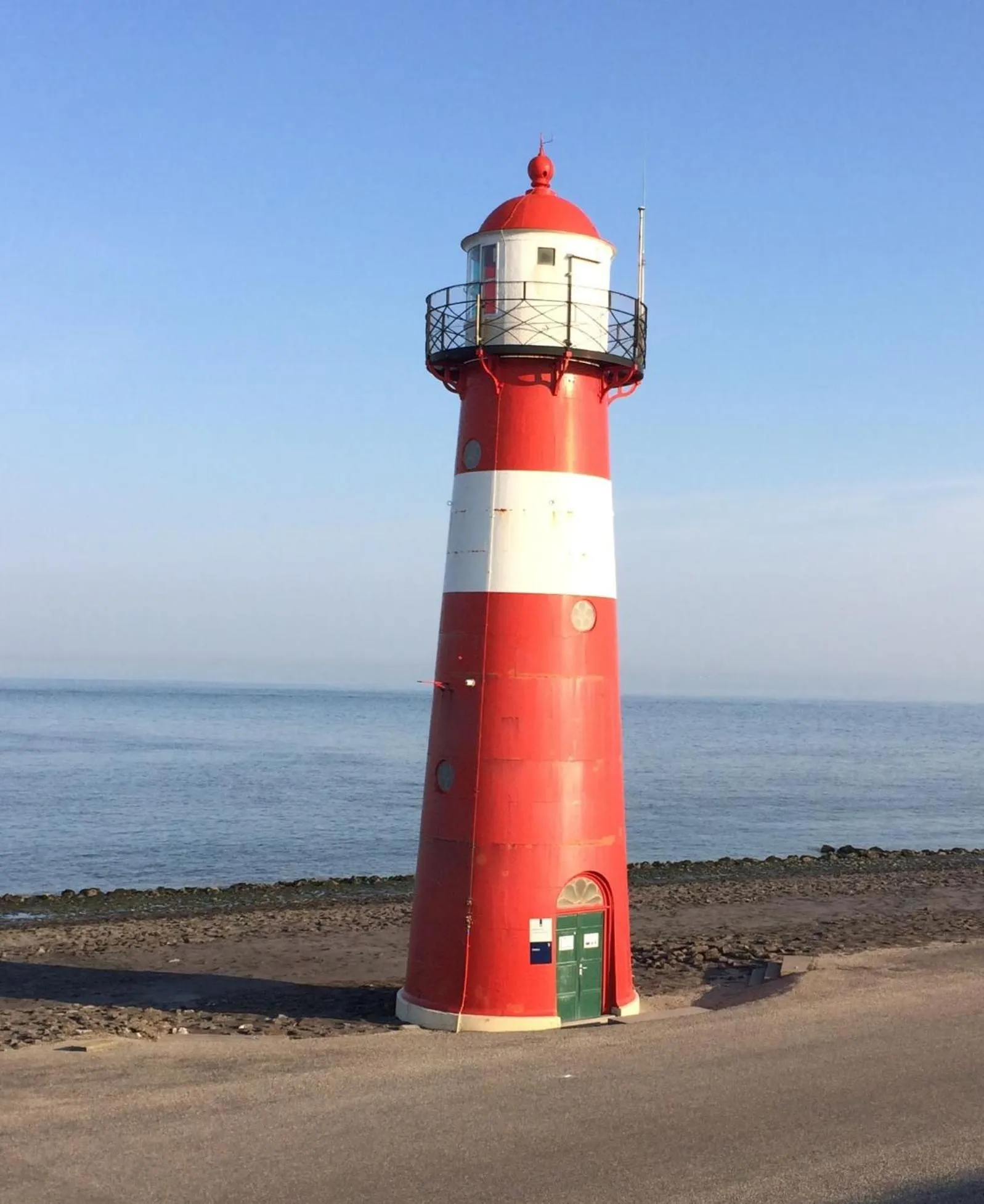 Nearby landmark in bed bij zee