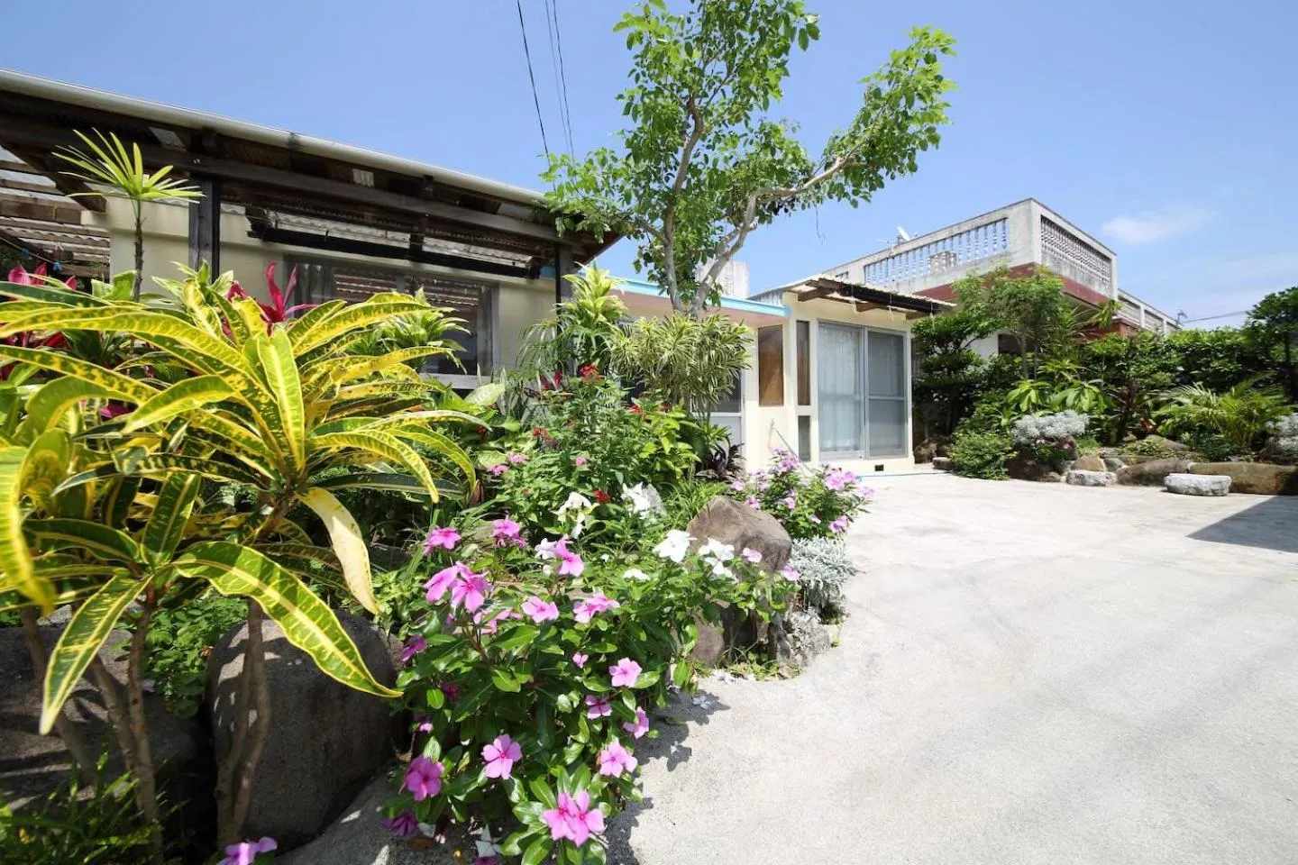 Facade/entrance in Kume Azuma Villa