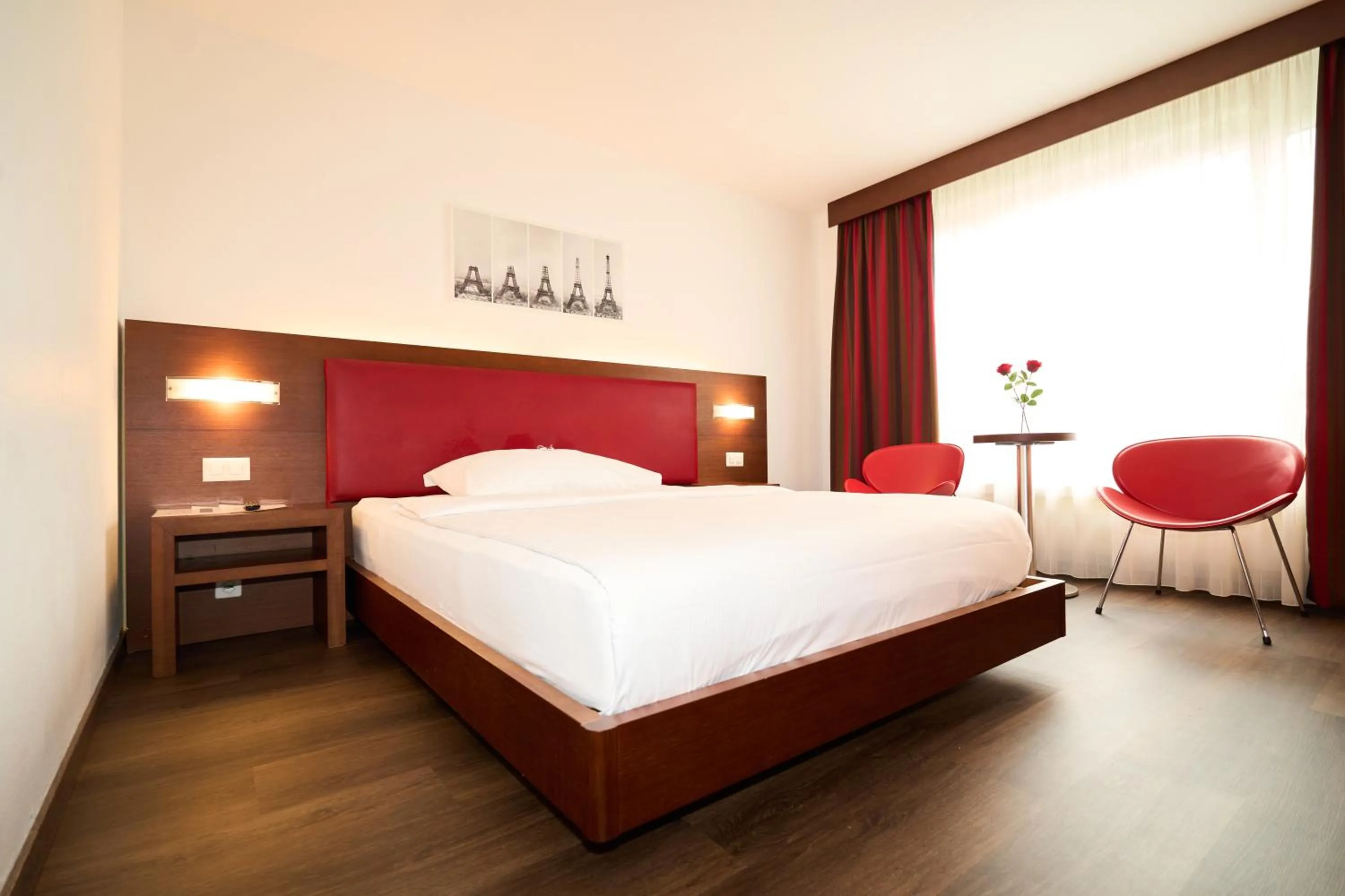 Photo of the whole room, Bed in Hotel Conti Dietikon