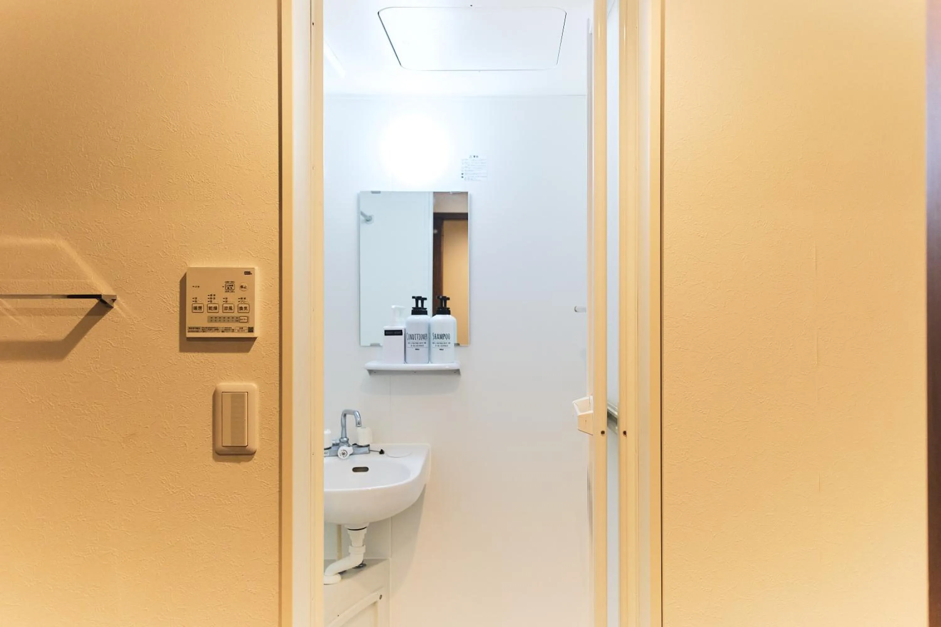 Base Hanegi Apartment by Tranova