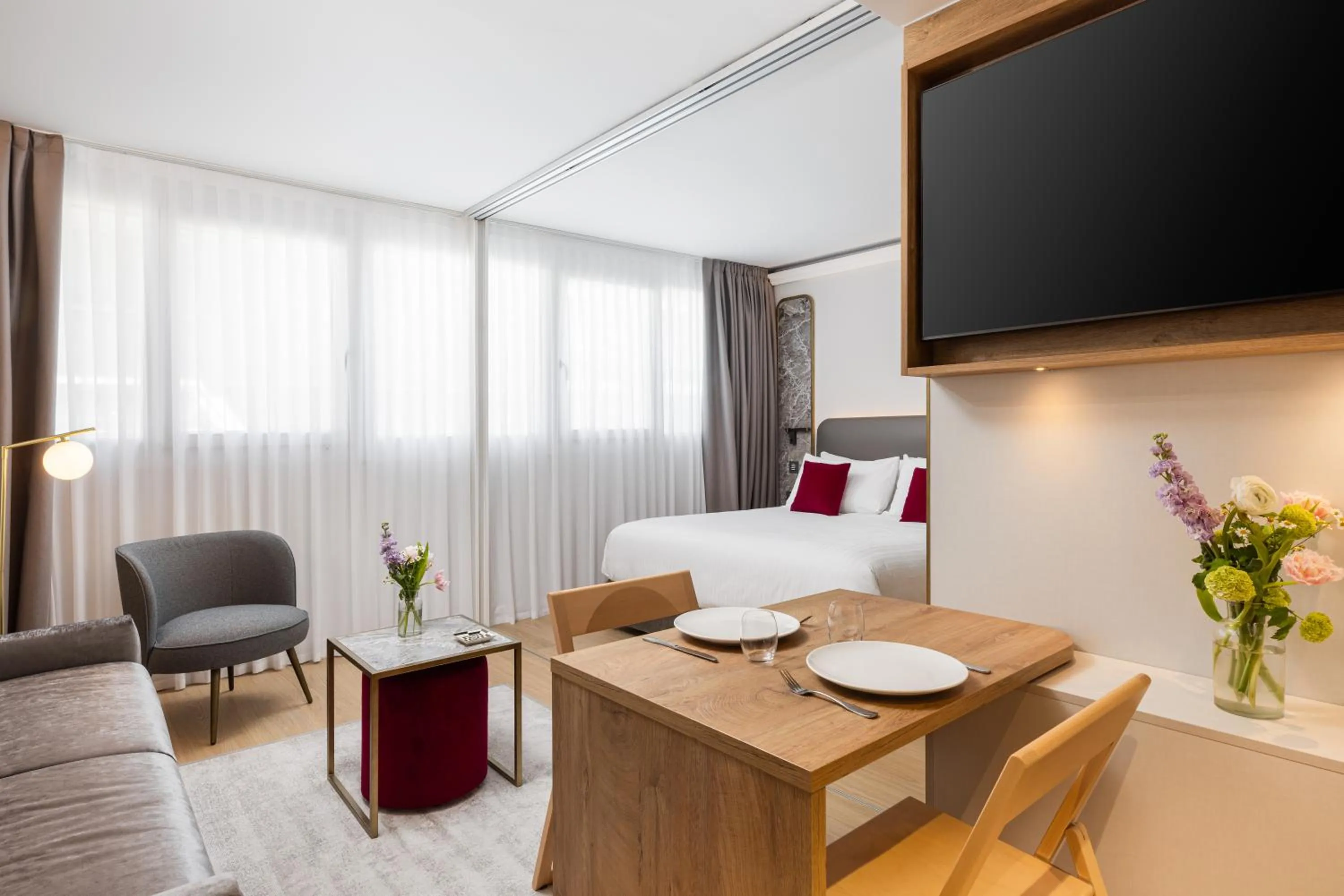 Living room, Bed in Royal Manotel