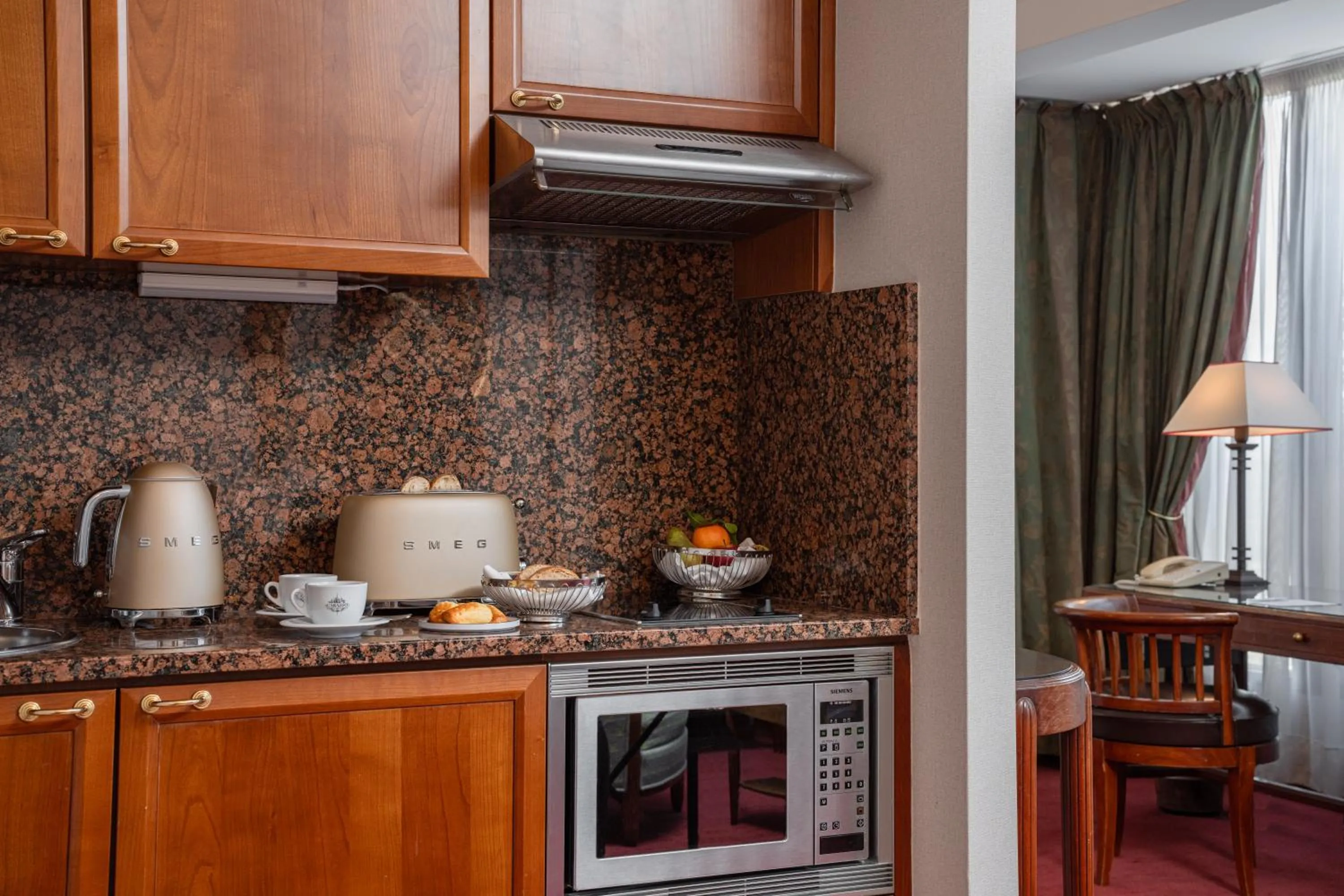 Kitchen or kitchenette in Royal Manotel
