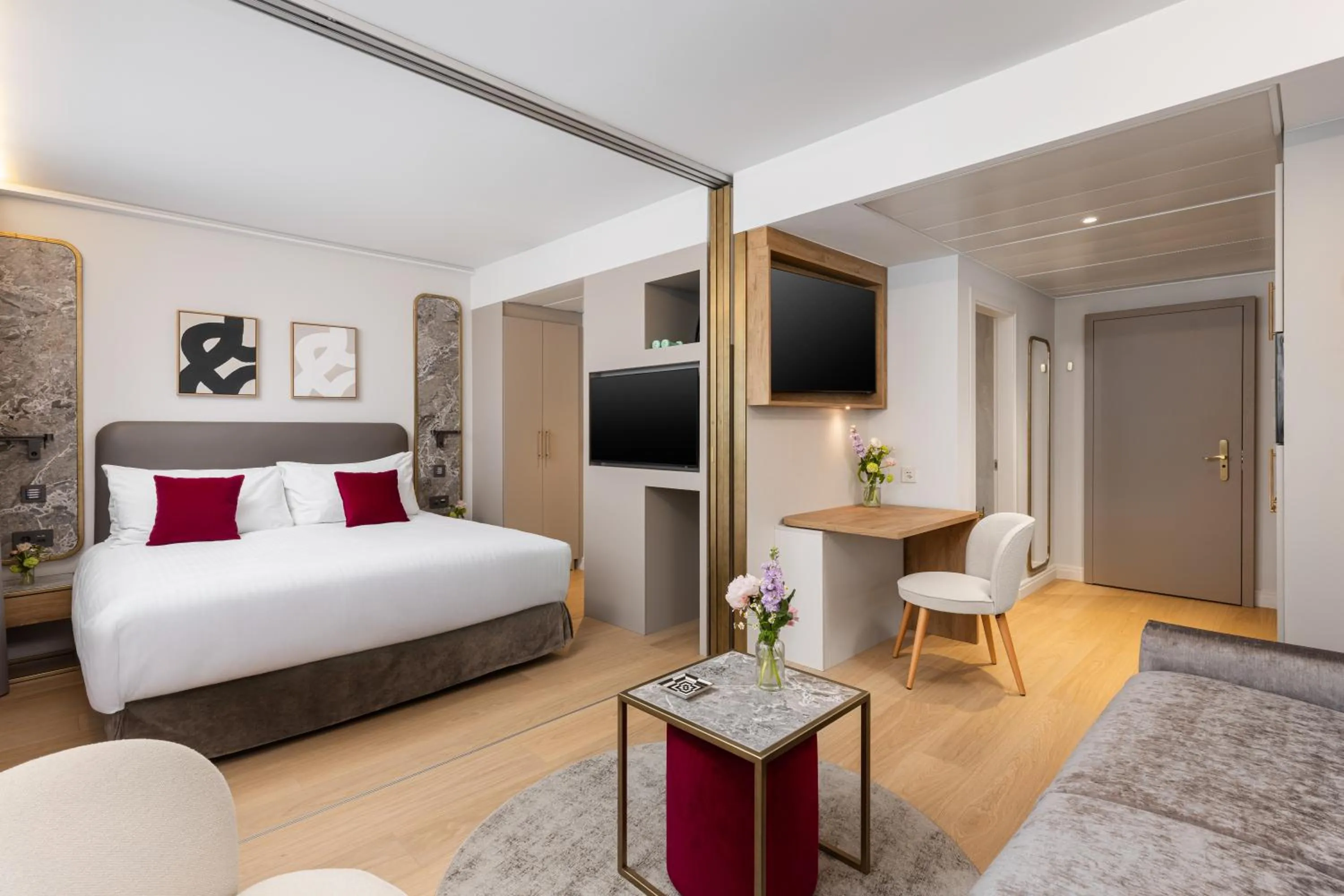 Bed in Royal Manotel