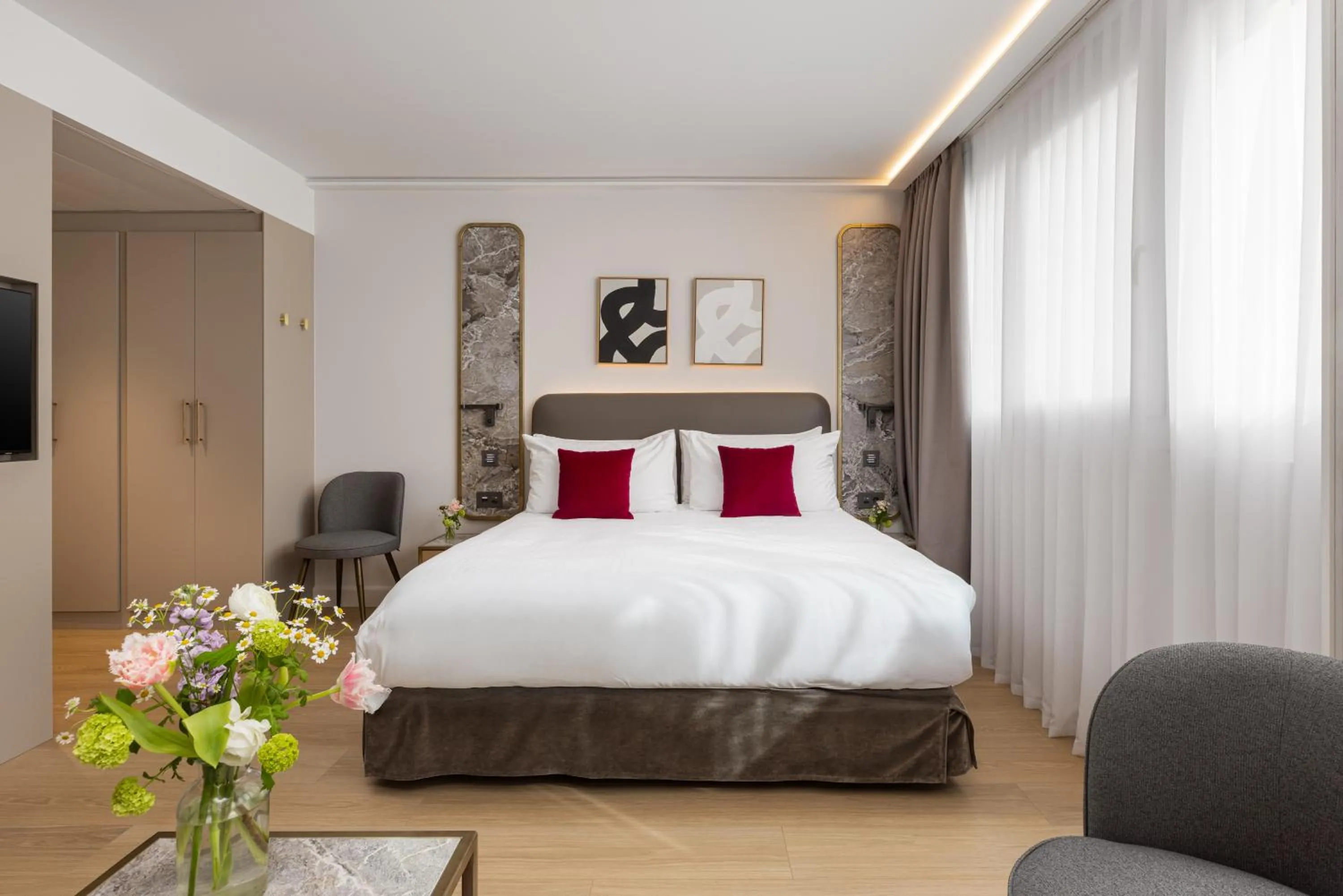 Bed in Royal Manotel