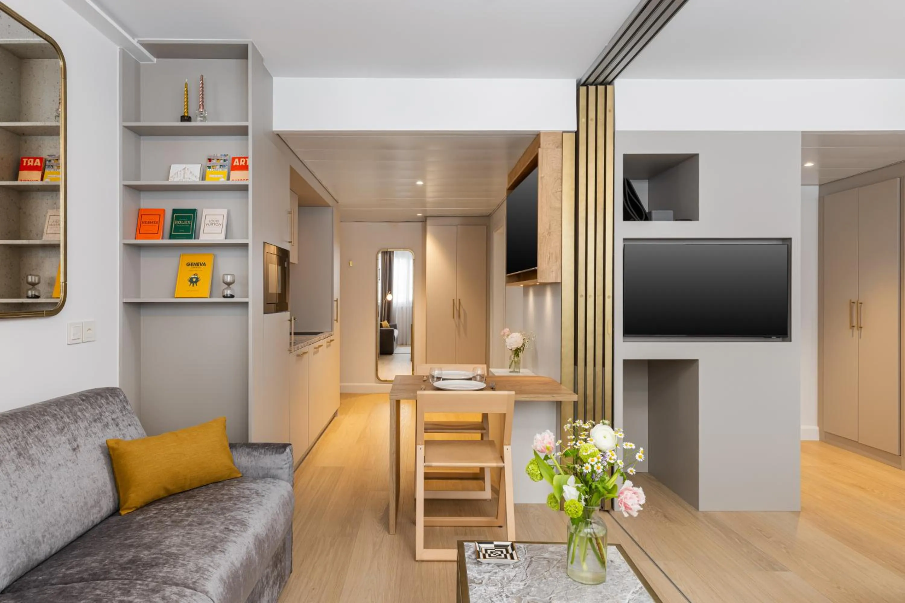 TV and multimedia in Royal Manotel