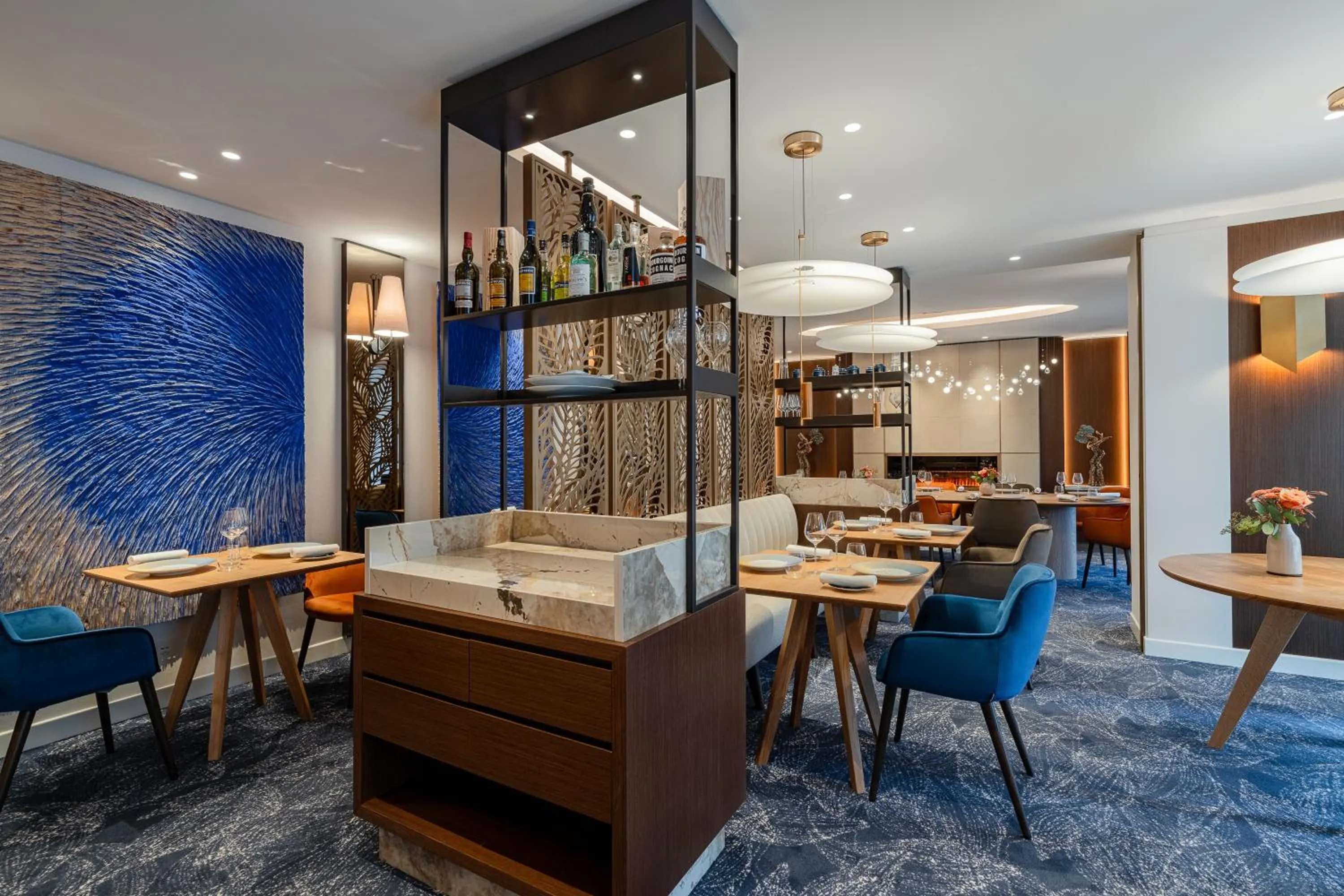 Restaurant/places to eat in Royal Manotel