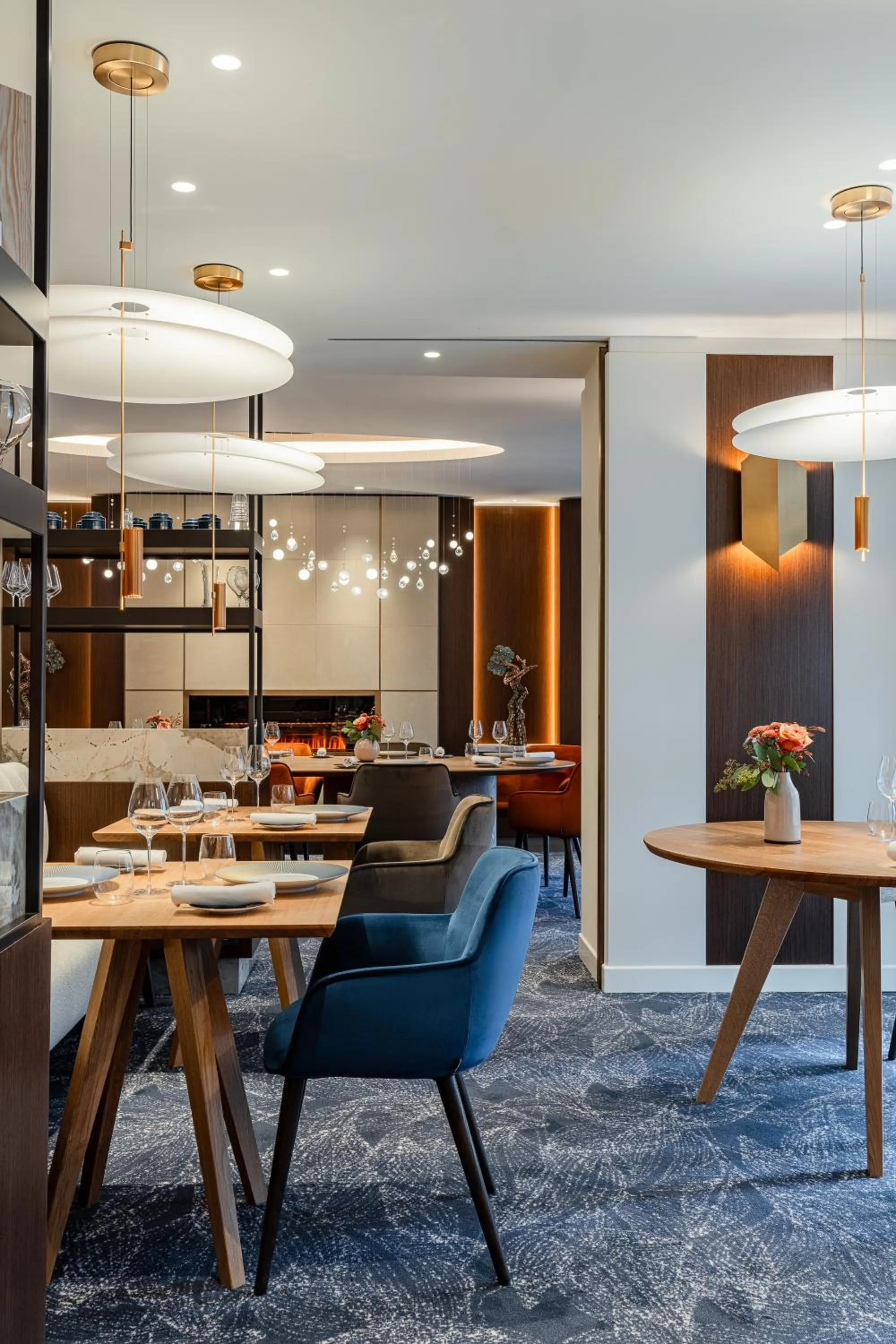 Restaurant/places to eat in Royal Manotel