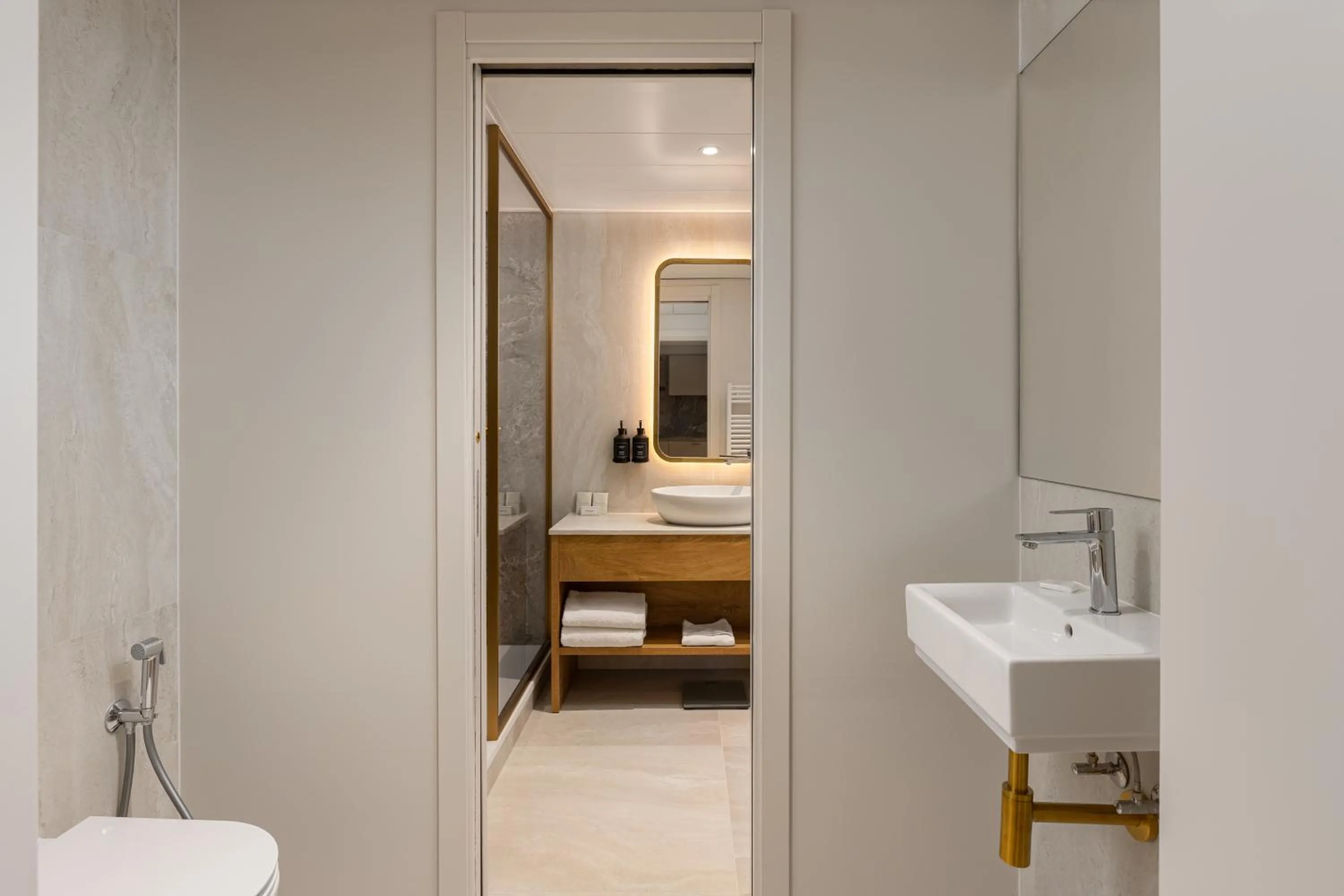 Shower, Bed in Royal Manotel