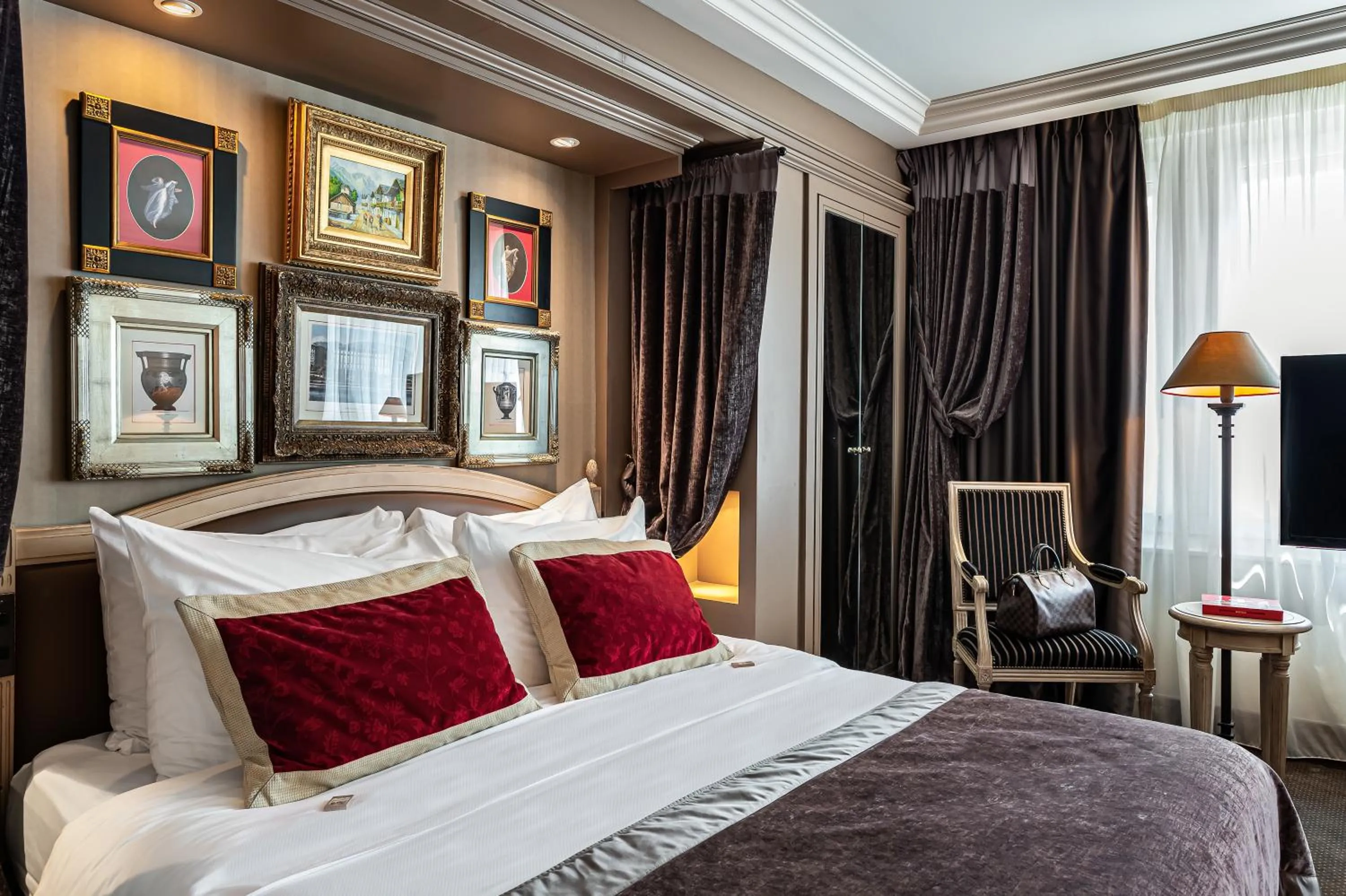 Bedroom, Bed in Royal Manotel