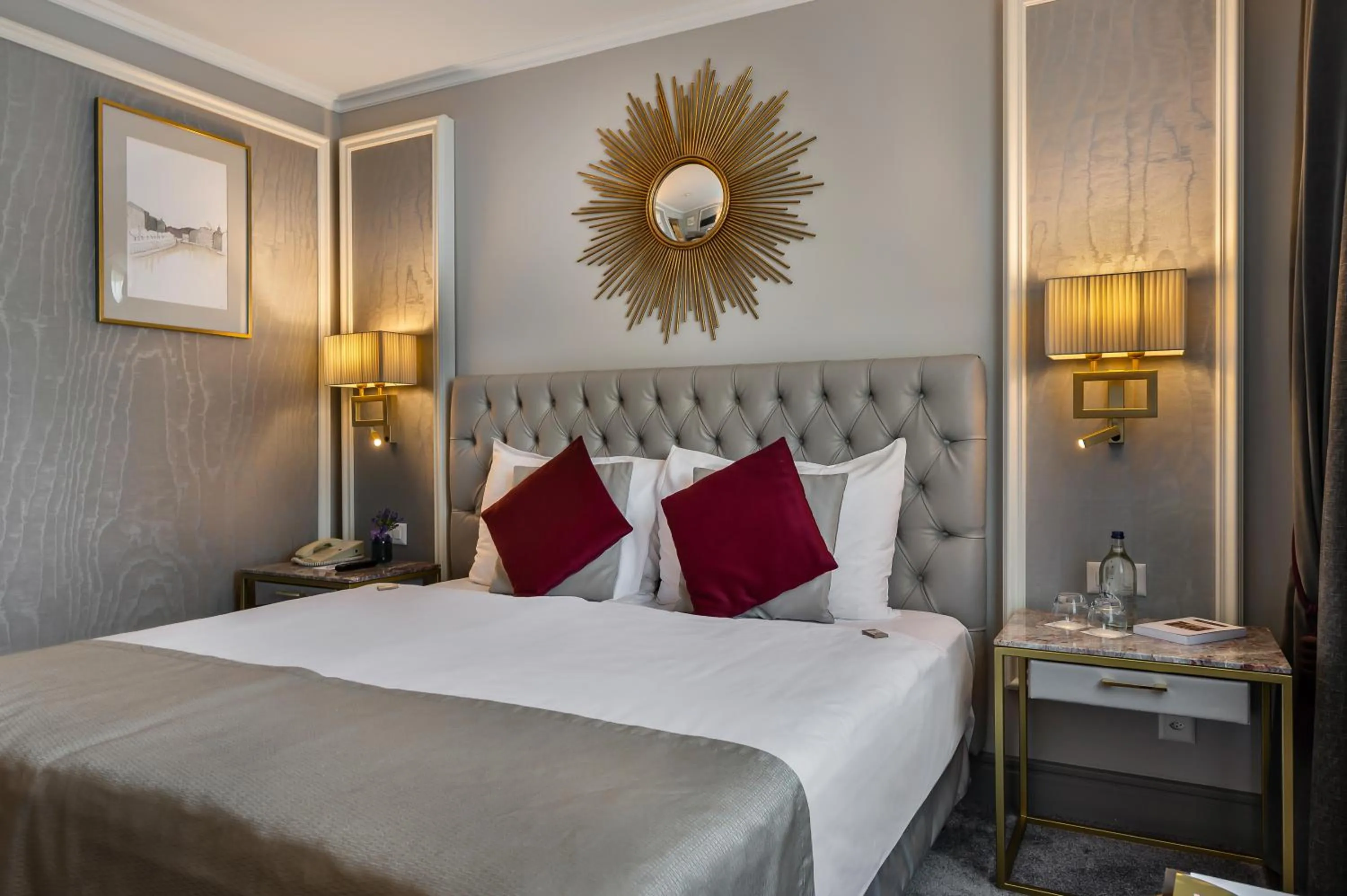 Photo of the whole room, Bed in Royal Manotel