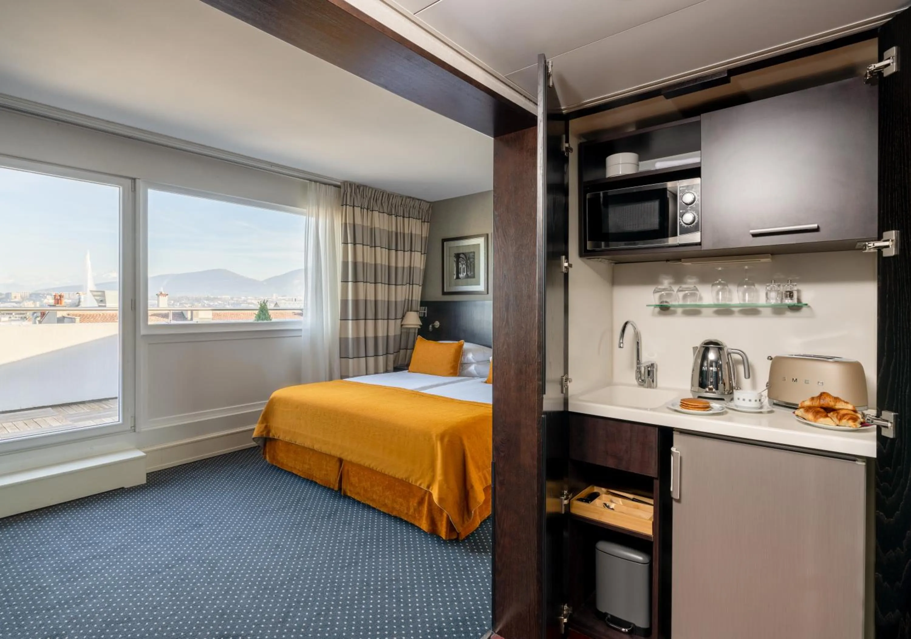 Kitchen or kitchenette, Bed in Auteuil Manotel