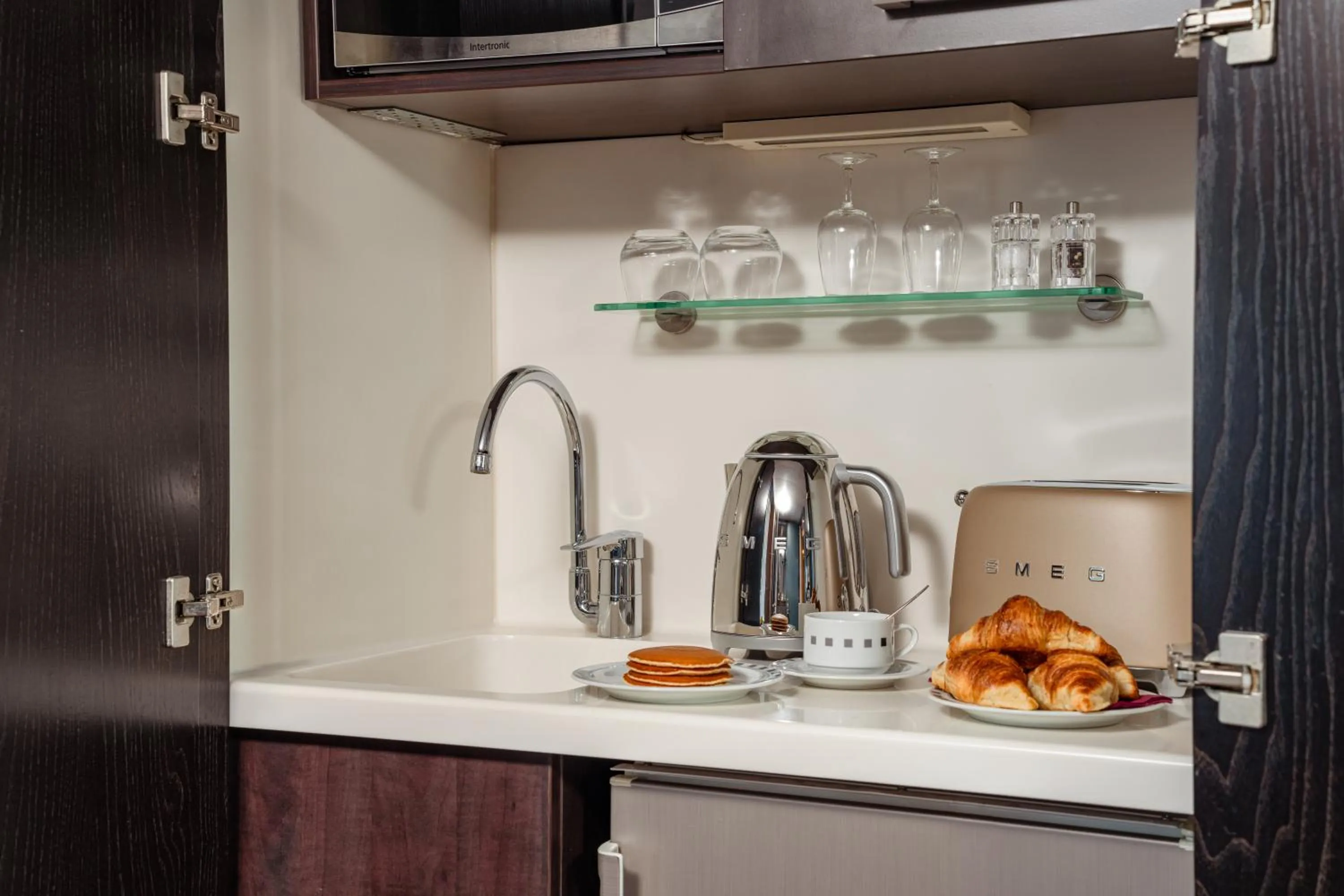 Kitchen or kitchenette in Auteuil Manotel