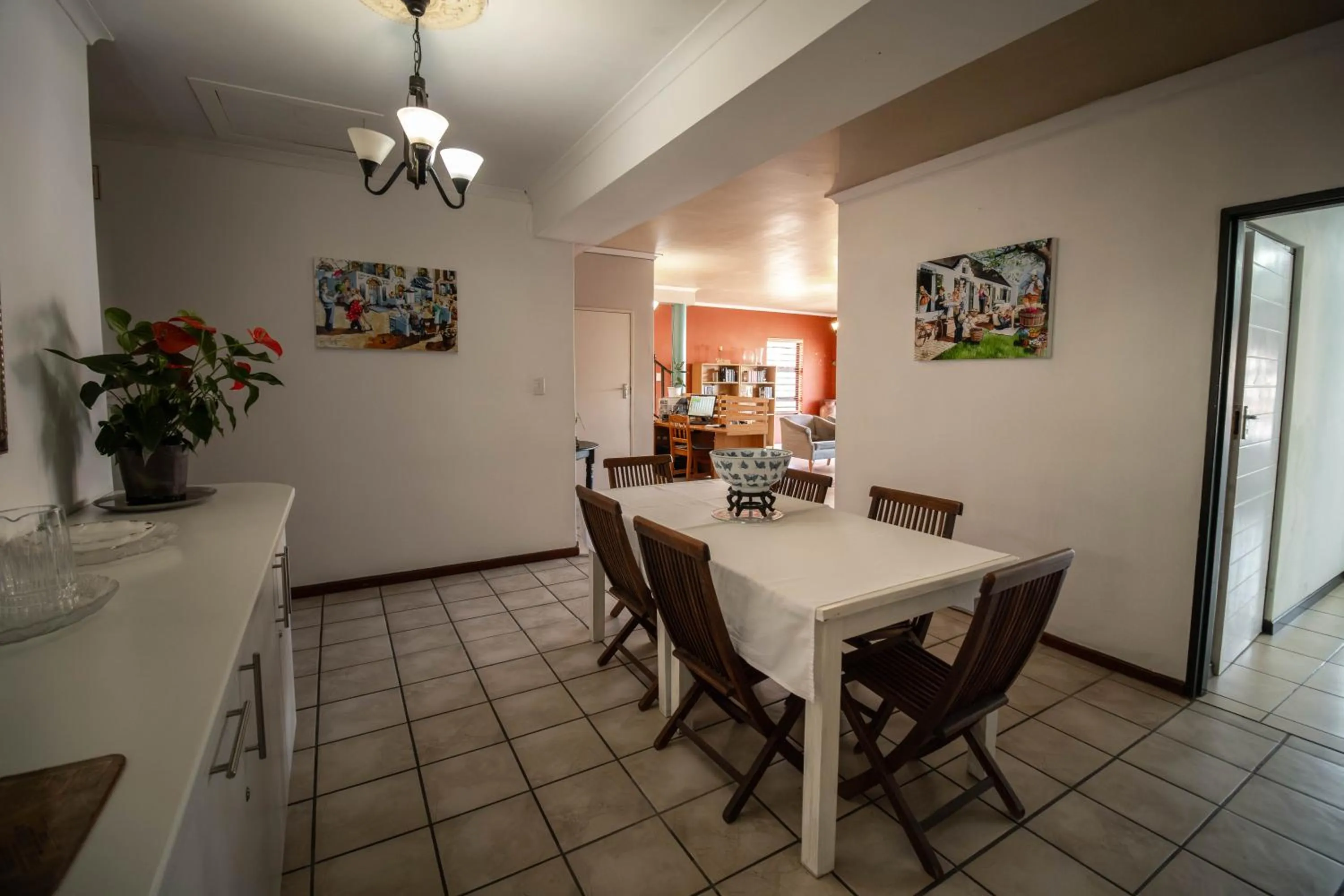 Dining area in Broadway Tygervalley House