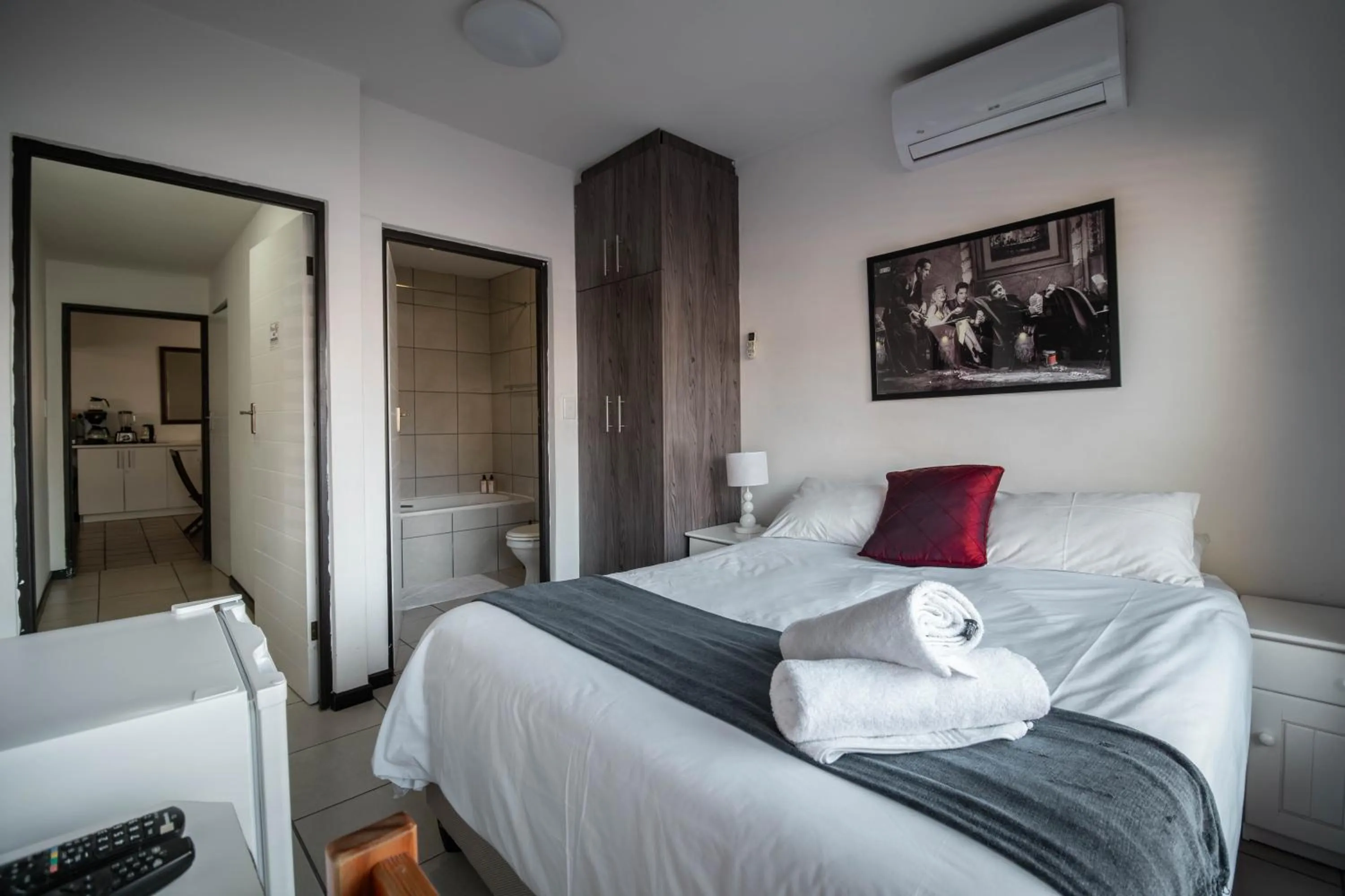 Bedroom, Bed in Broadway Tygervalley House