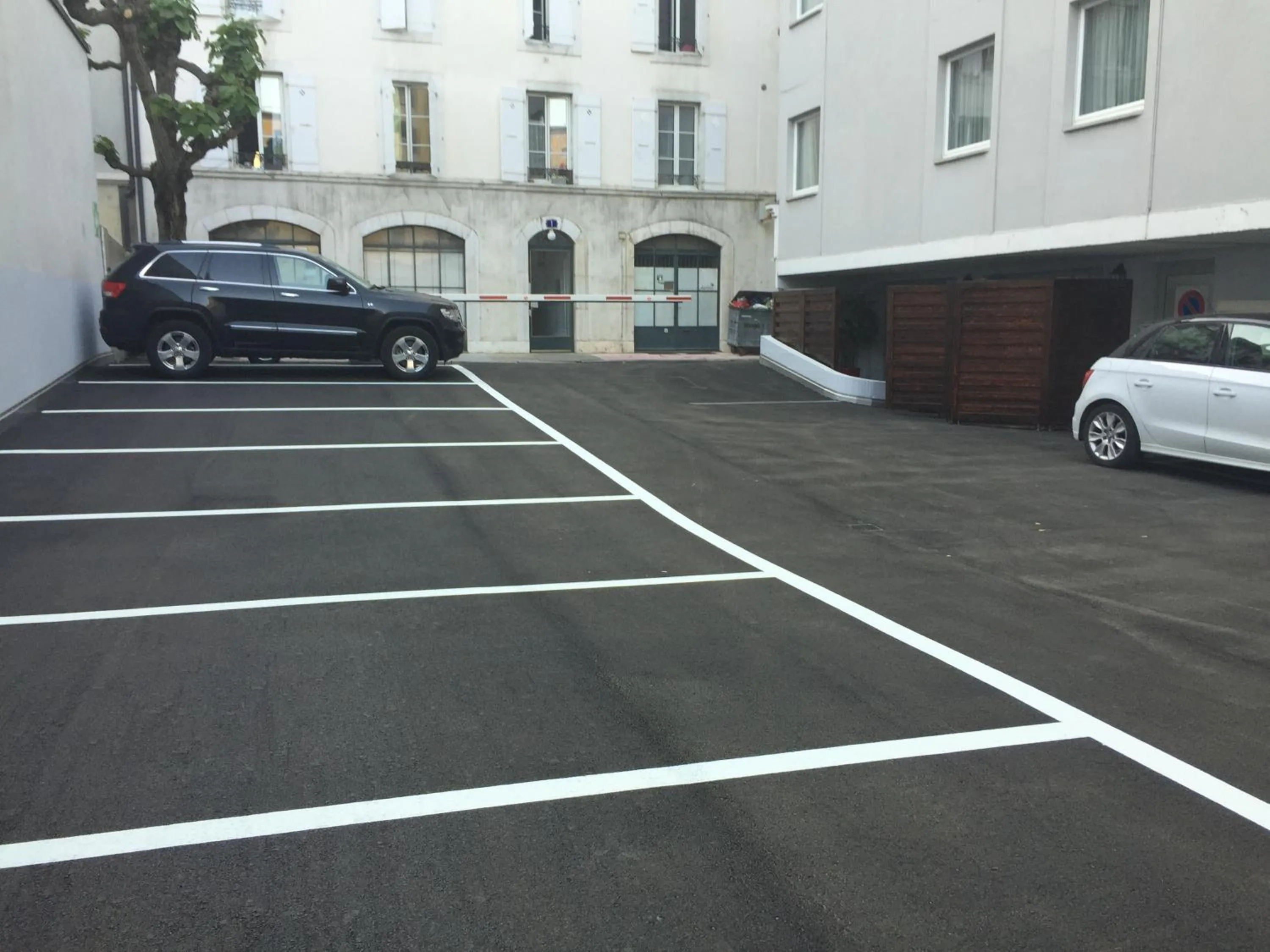 Parking in Kipling Manotel