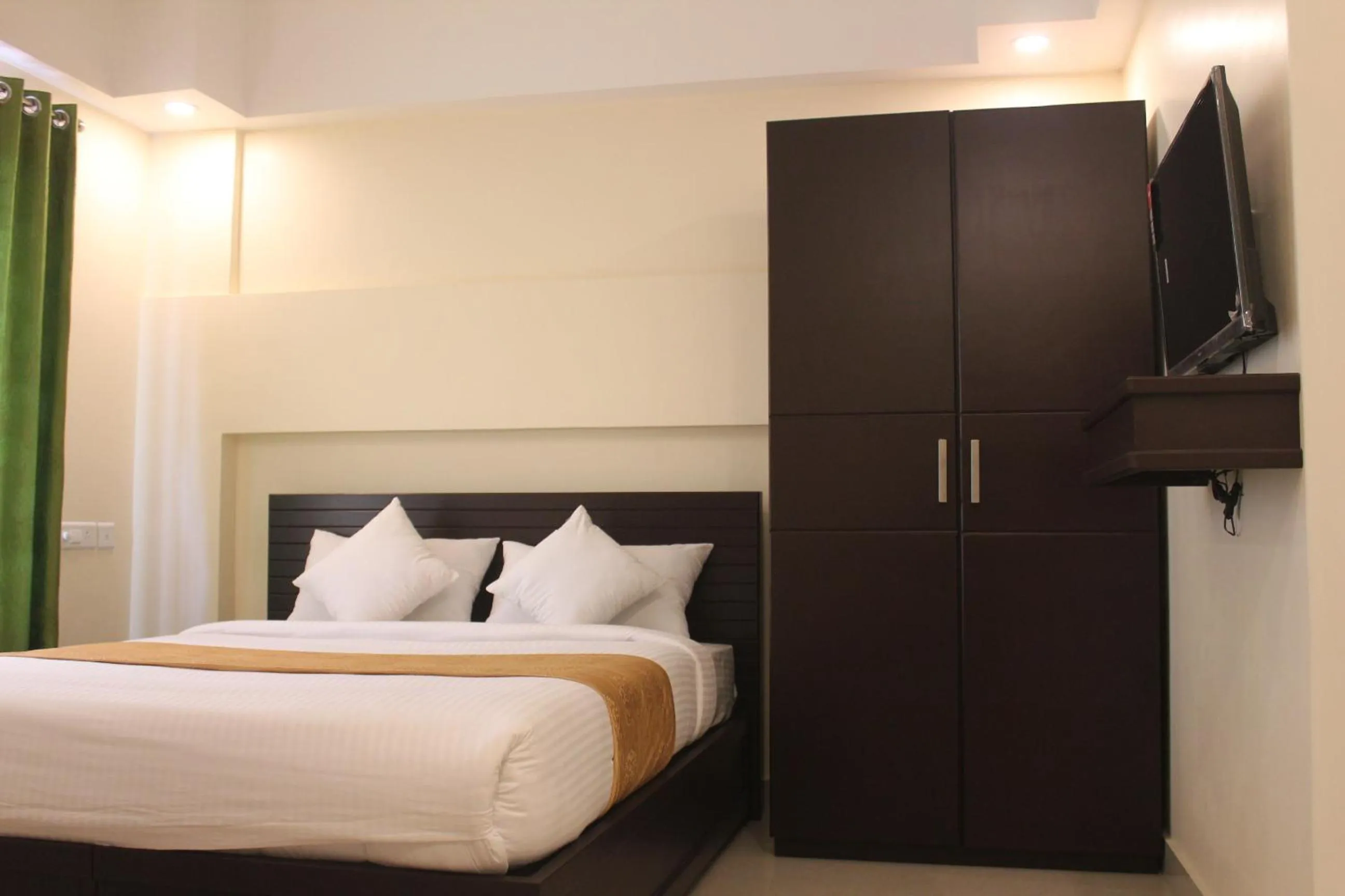 Communal lounge/ TV room, Bed in Aura Residency