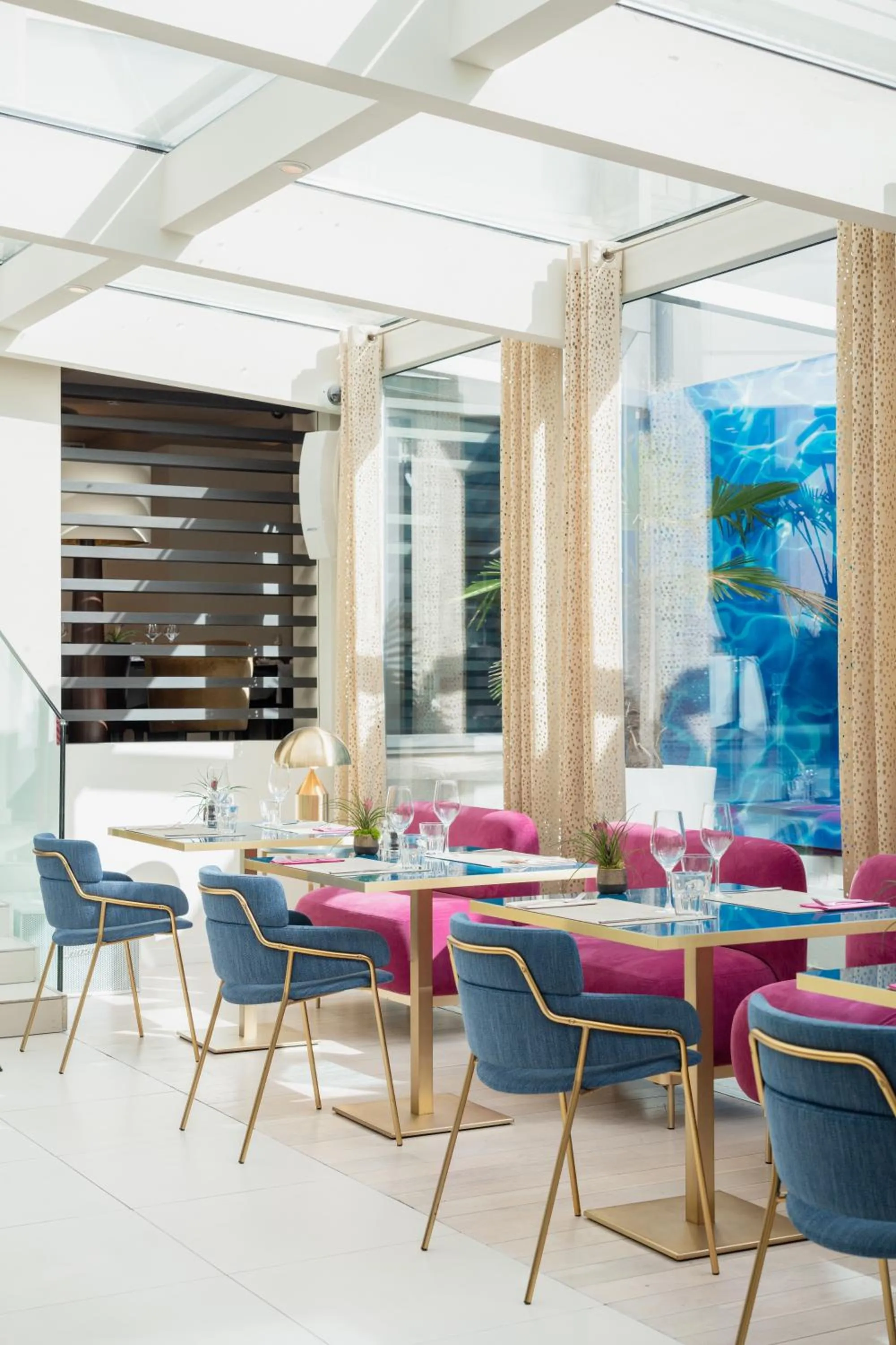 Restaurant/places to eat in N’vY Manotel