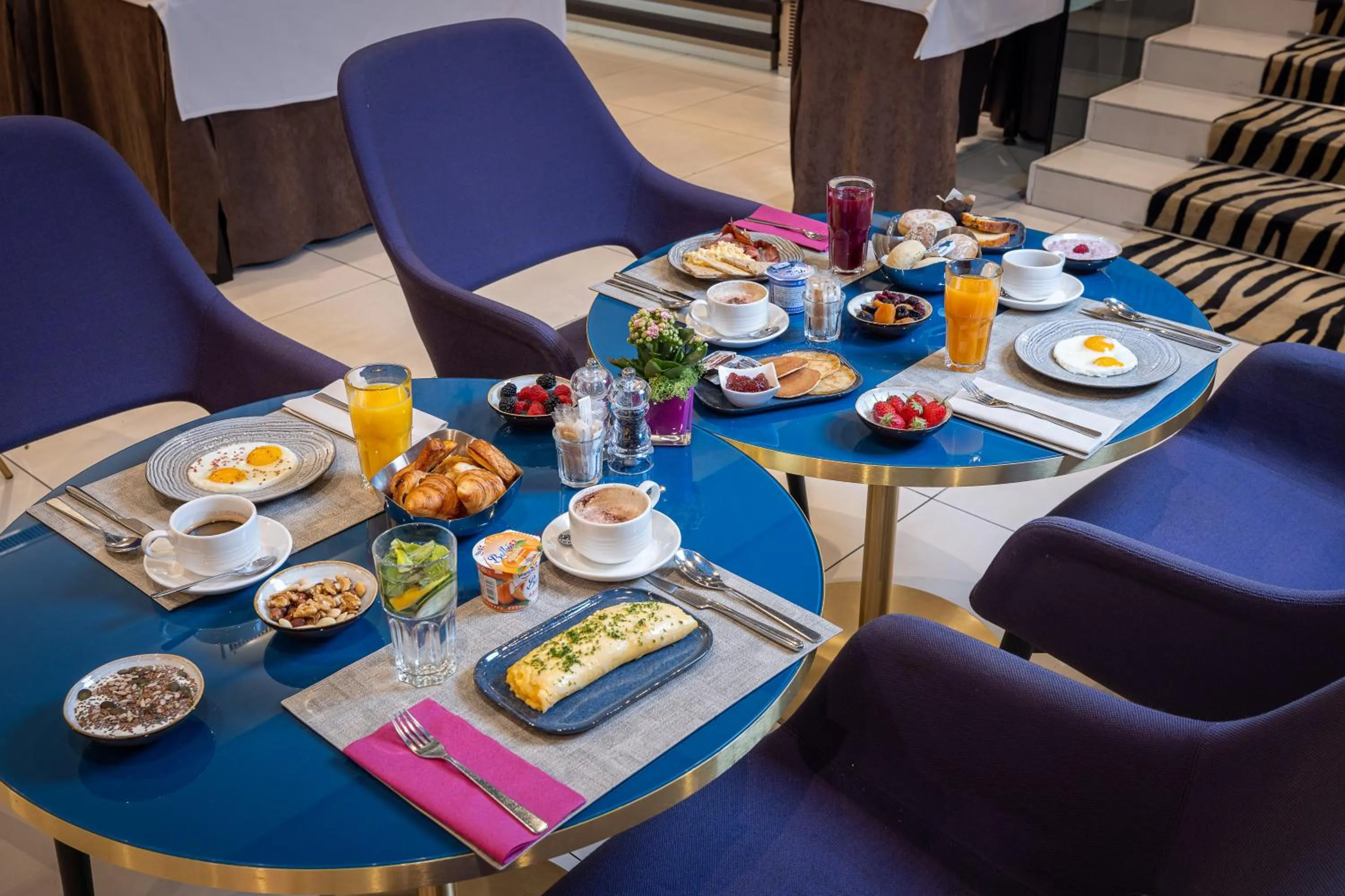 Breakfast in N’vY Manotel