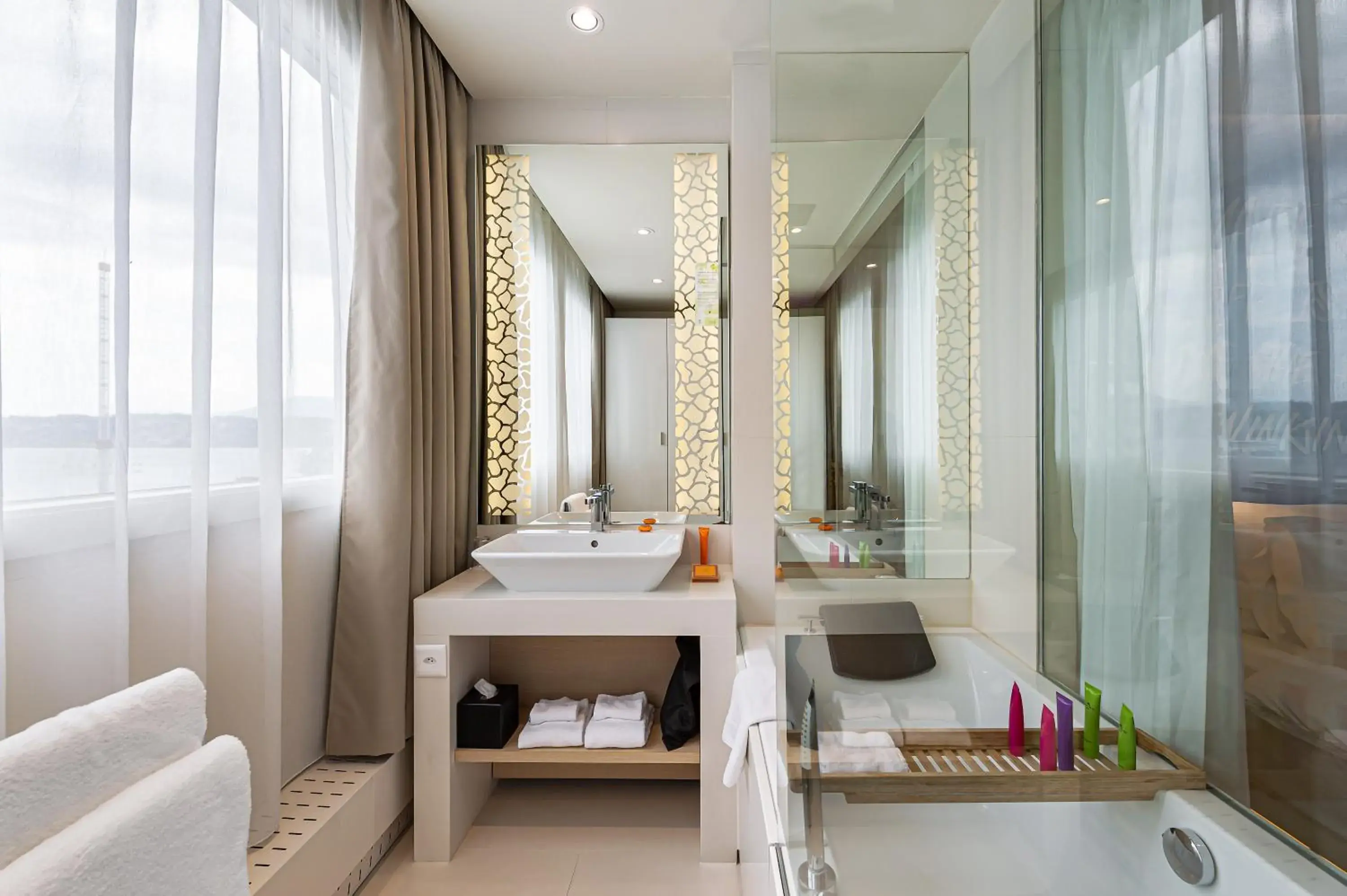 Double Room with Lake View in N’vY Manotel Double Room with Lake View in N’vY Manotel