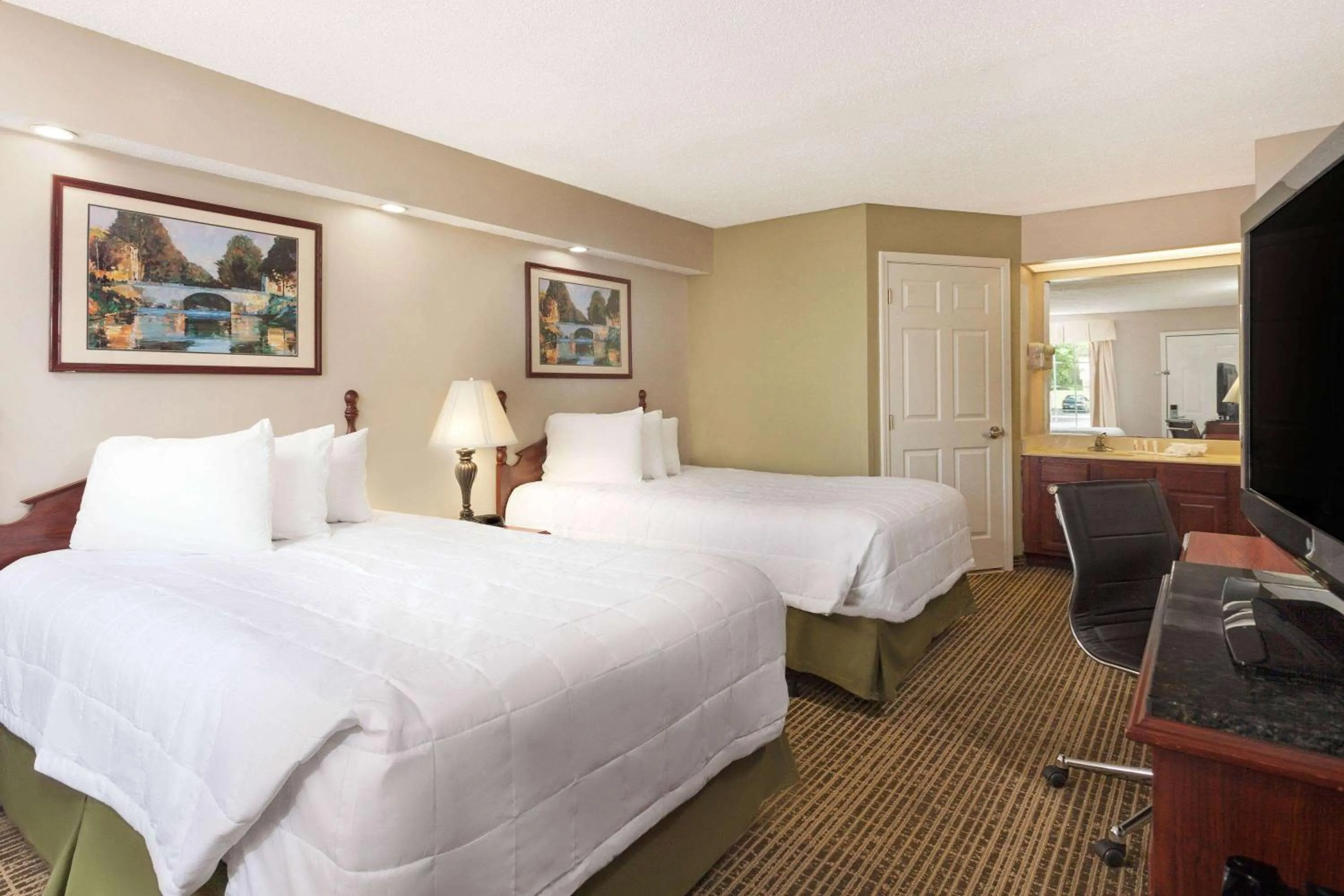 Photo of the whole room, Bed in Baymont by Wyndham Tullahoma