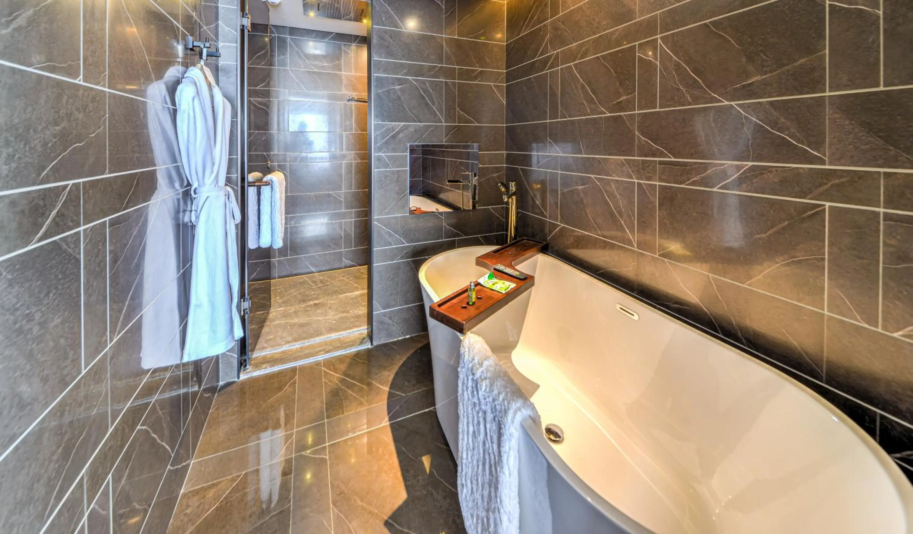 Bath in Elegant Hotel Guangzhou Zhujiang New Town Canton Tower- Free Shuttle Bus to Canton Fair Complex during Canton Fair period