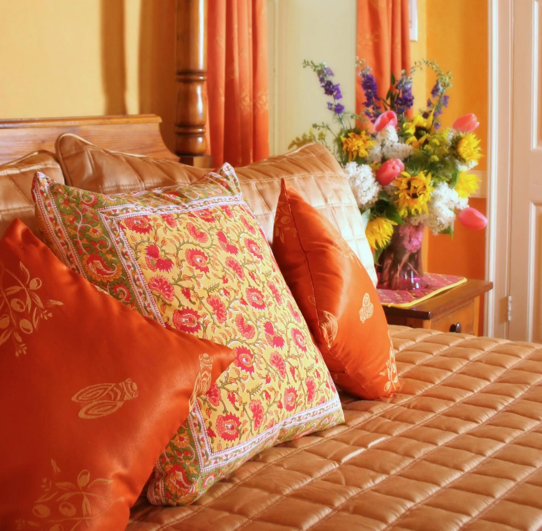 Bed in L'Auberge Provencale Inn & Restaurant