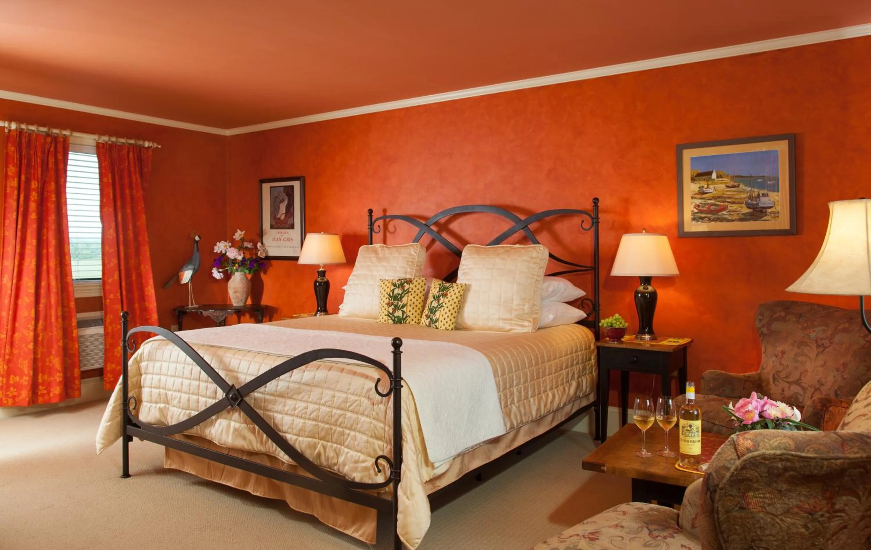 Bed in L'Auberge Provencale Inn & Restaurant