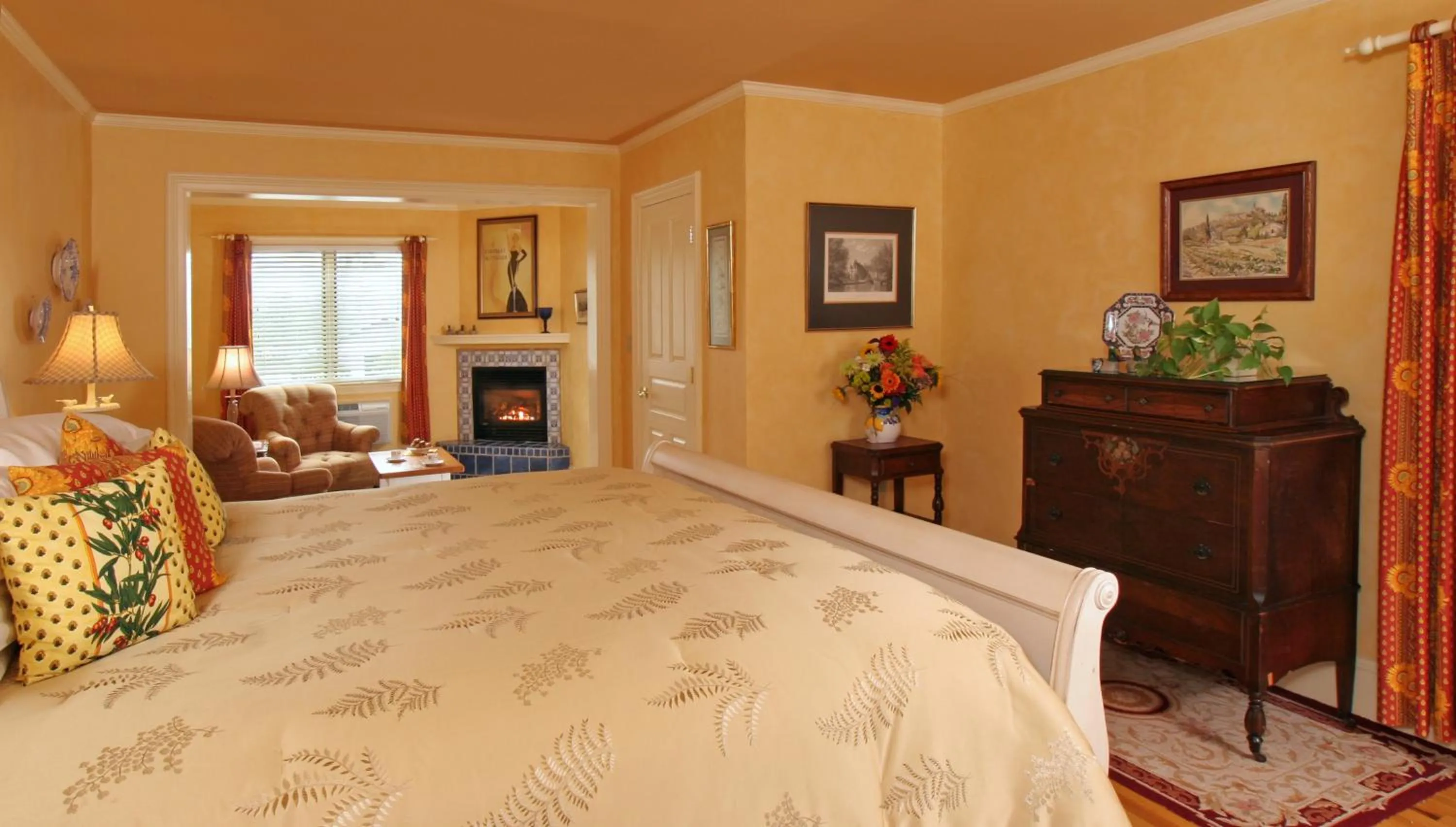 Bed in L'Auberge Provencale Inn & Restaurant