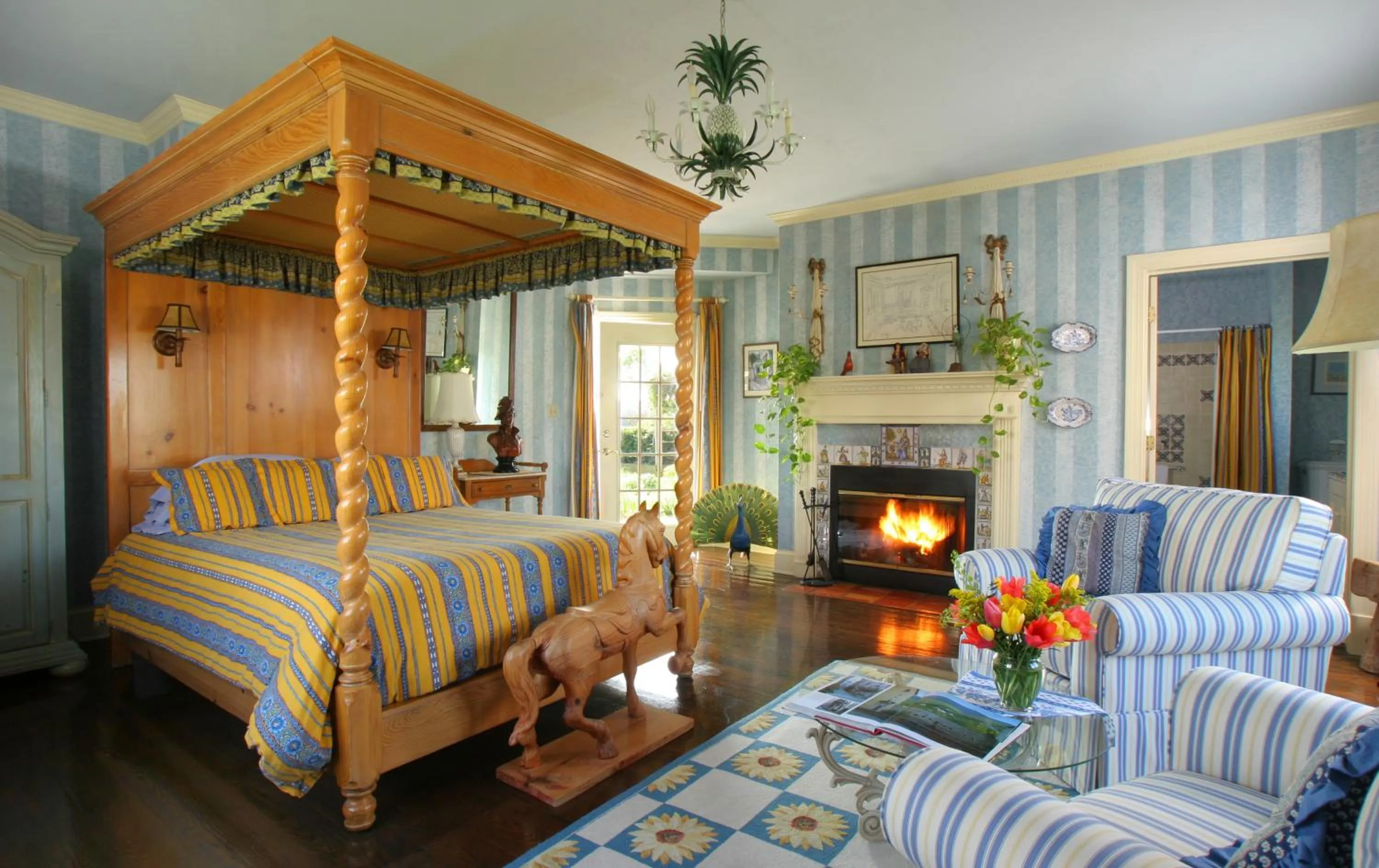 Bed in L'Auberge Provencale Inn & Restaurant