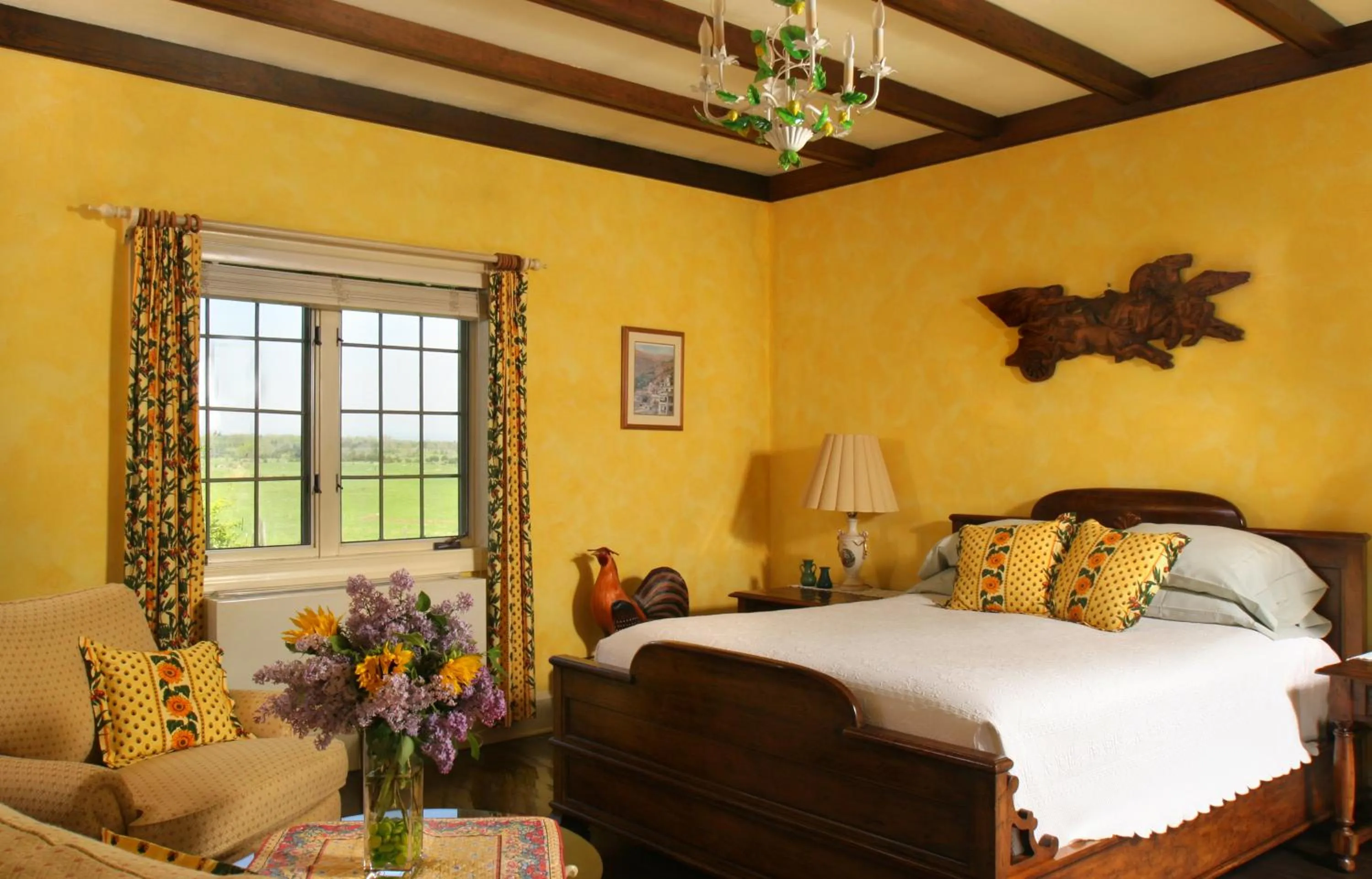 Bed in L'Auberge Provencale Inn & Restaurant