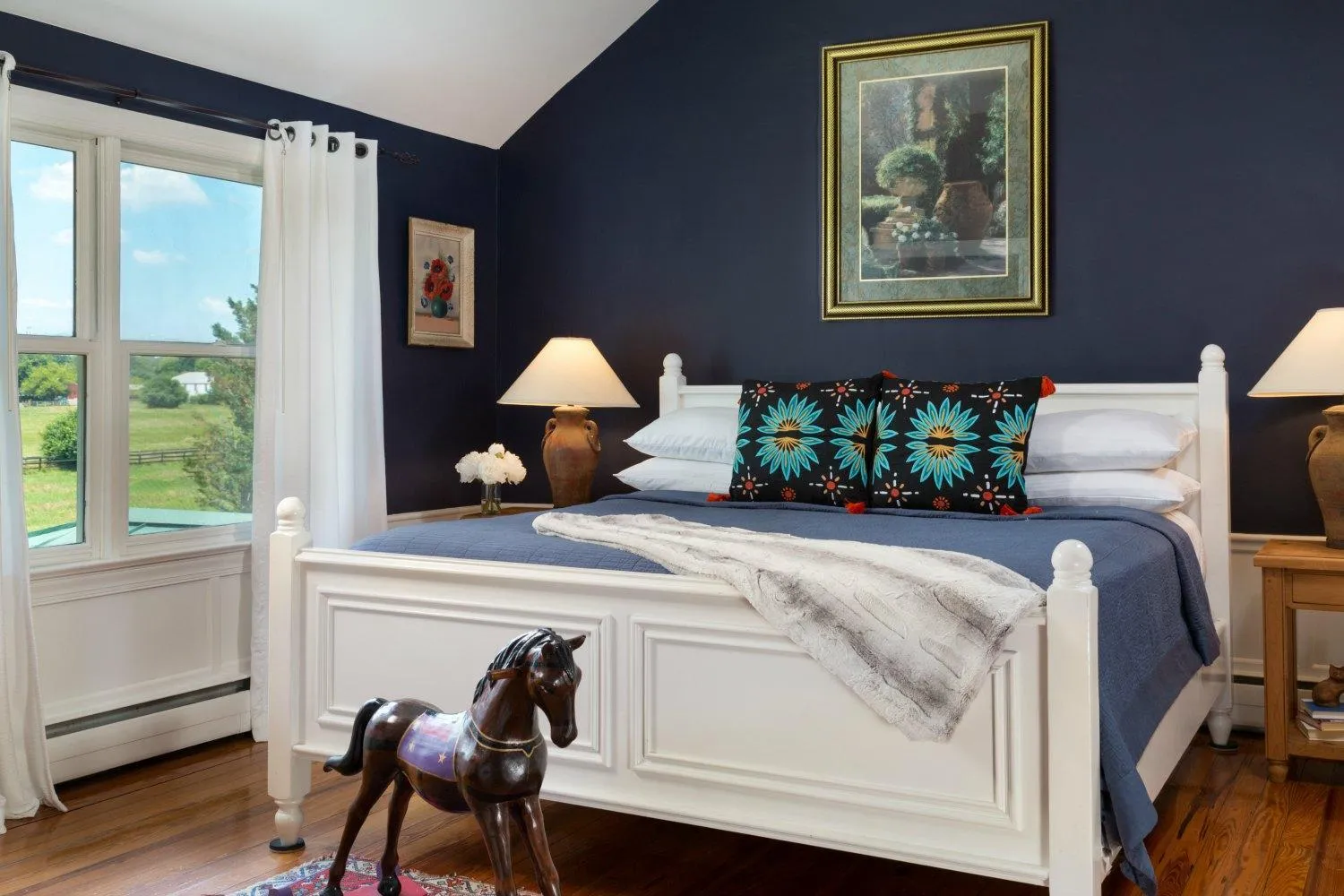 Shower, Bed in L'Auberge Provencale Inn & Restaurant