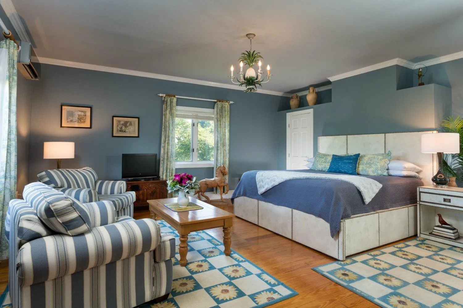 Bed in L'Auberge Provencale Inn & Restaurant