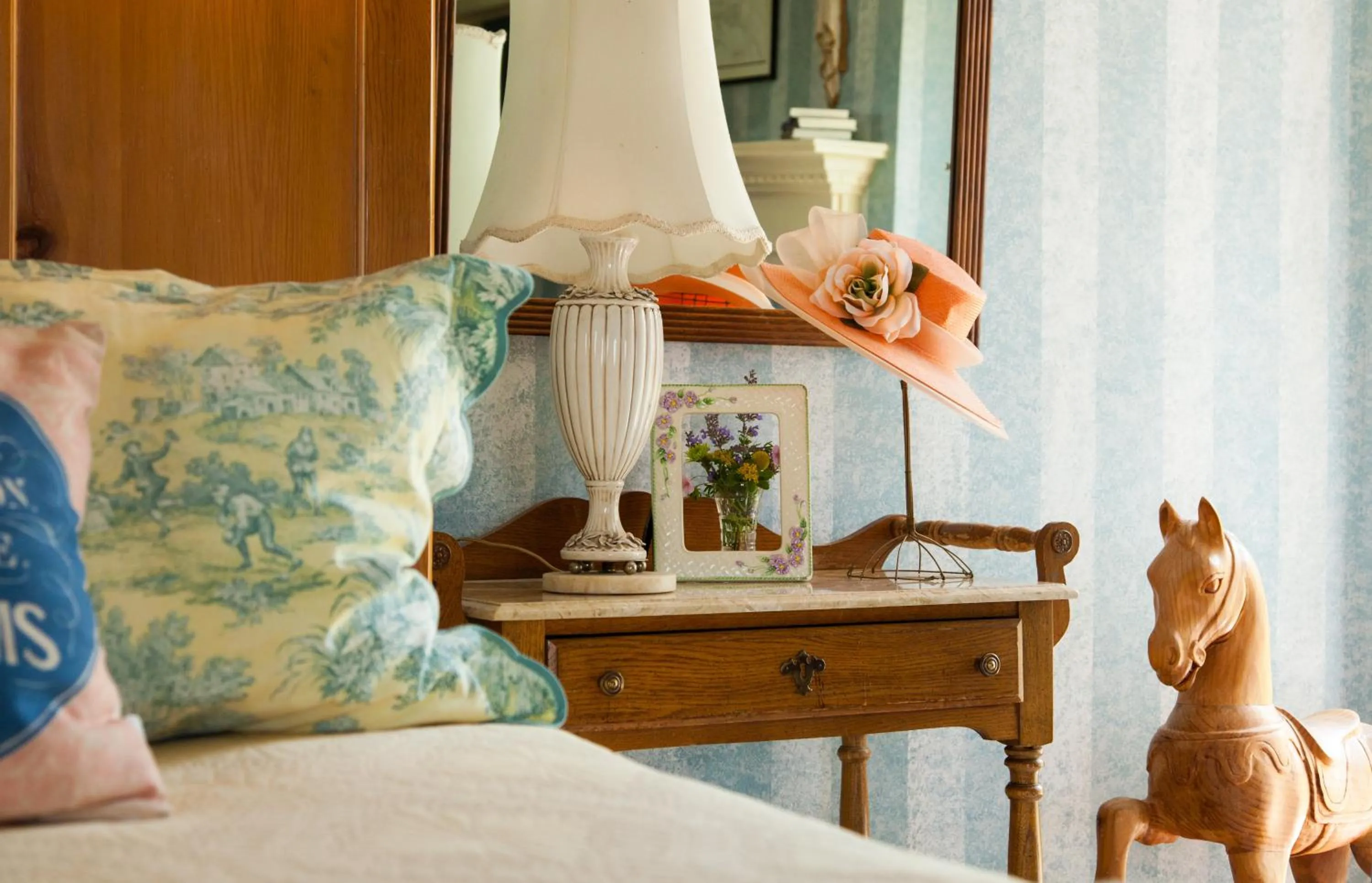 Bed in L'Auberge Provencale Inn & Restaurant