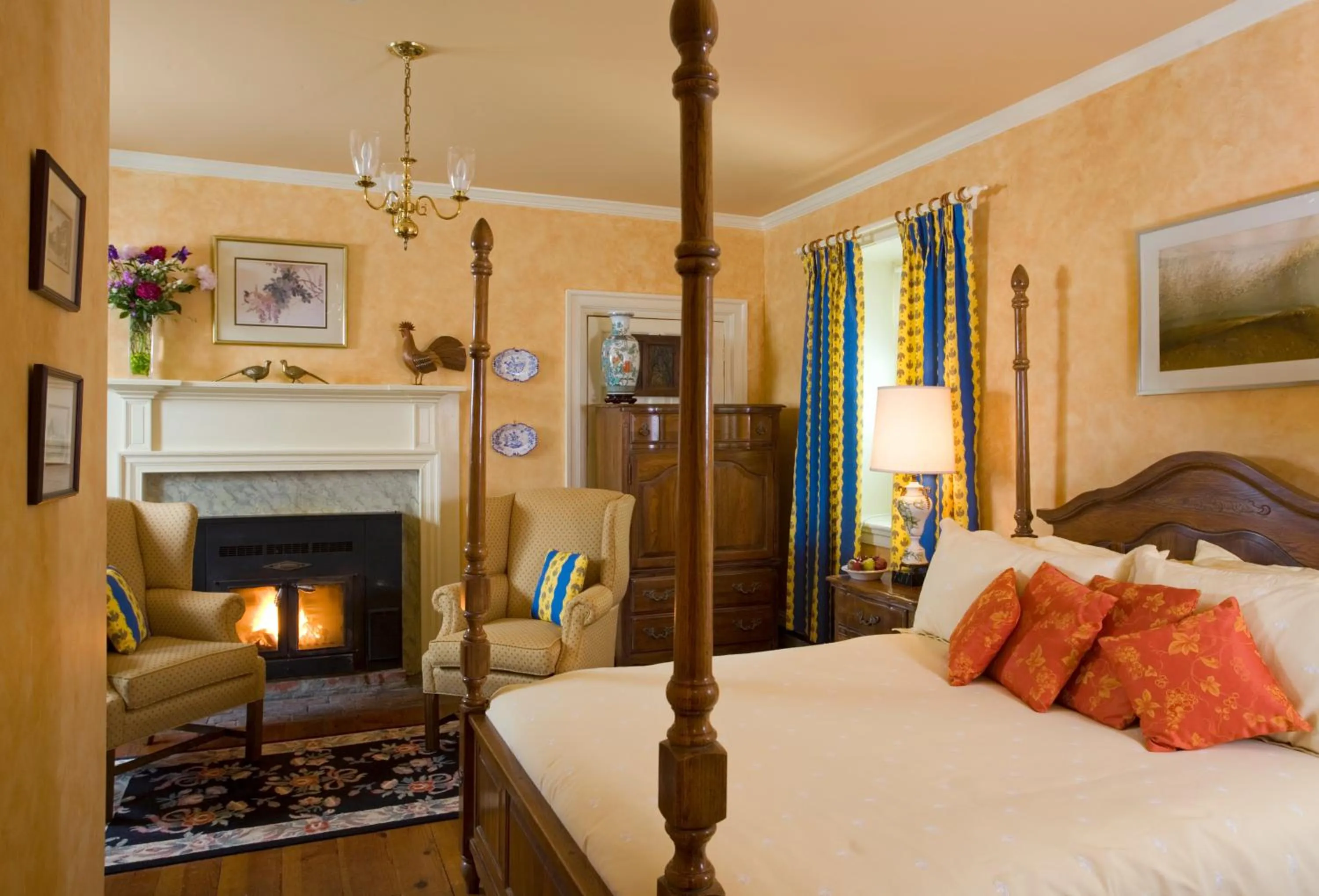 Bed in L'Auberge Provencale Inn & Restaurant