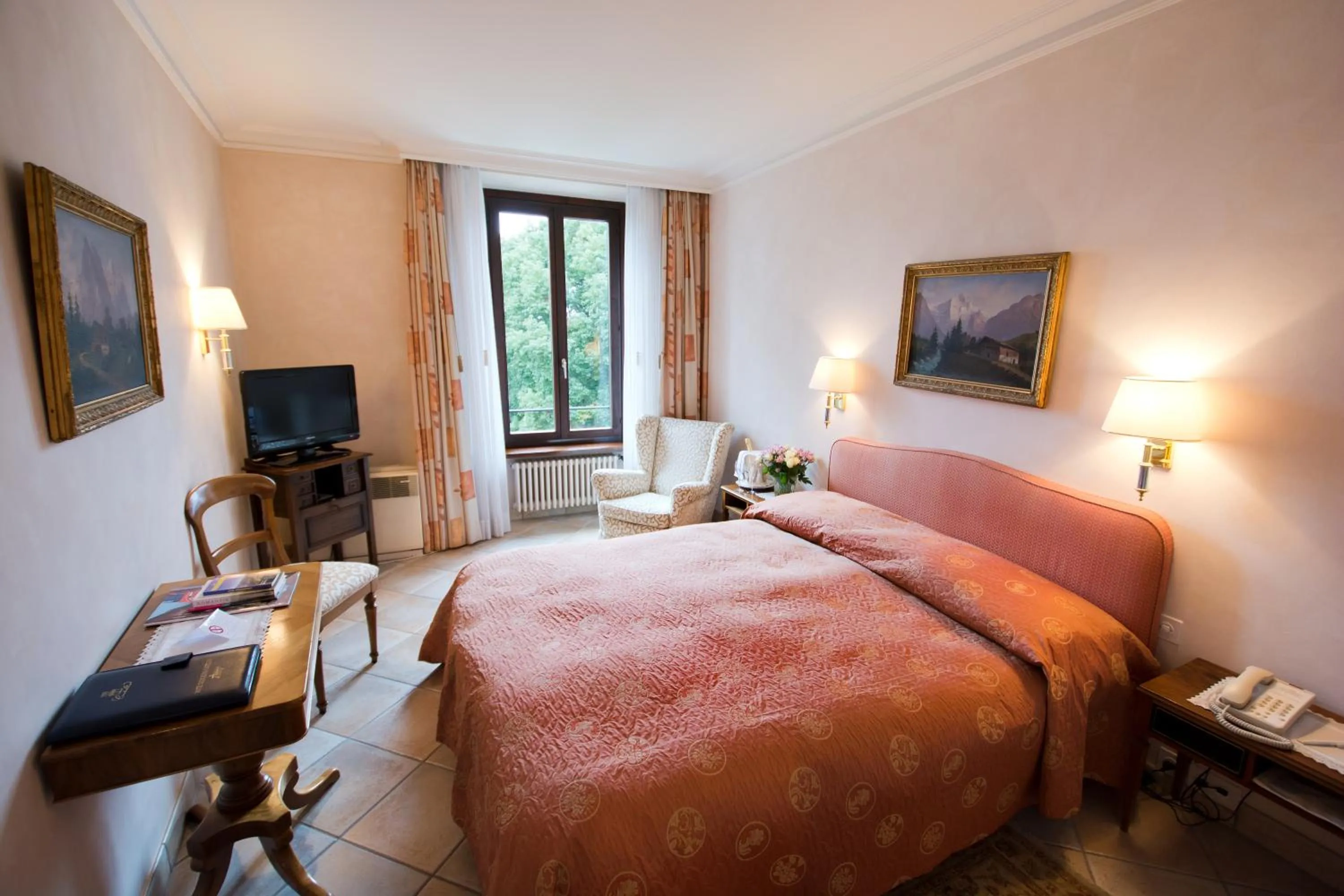 Bedroom, Bed in Romantik Hotel Castello Seeschloss