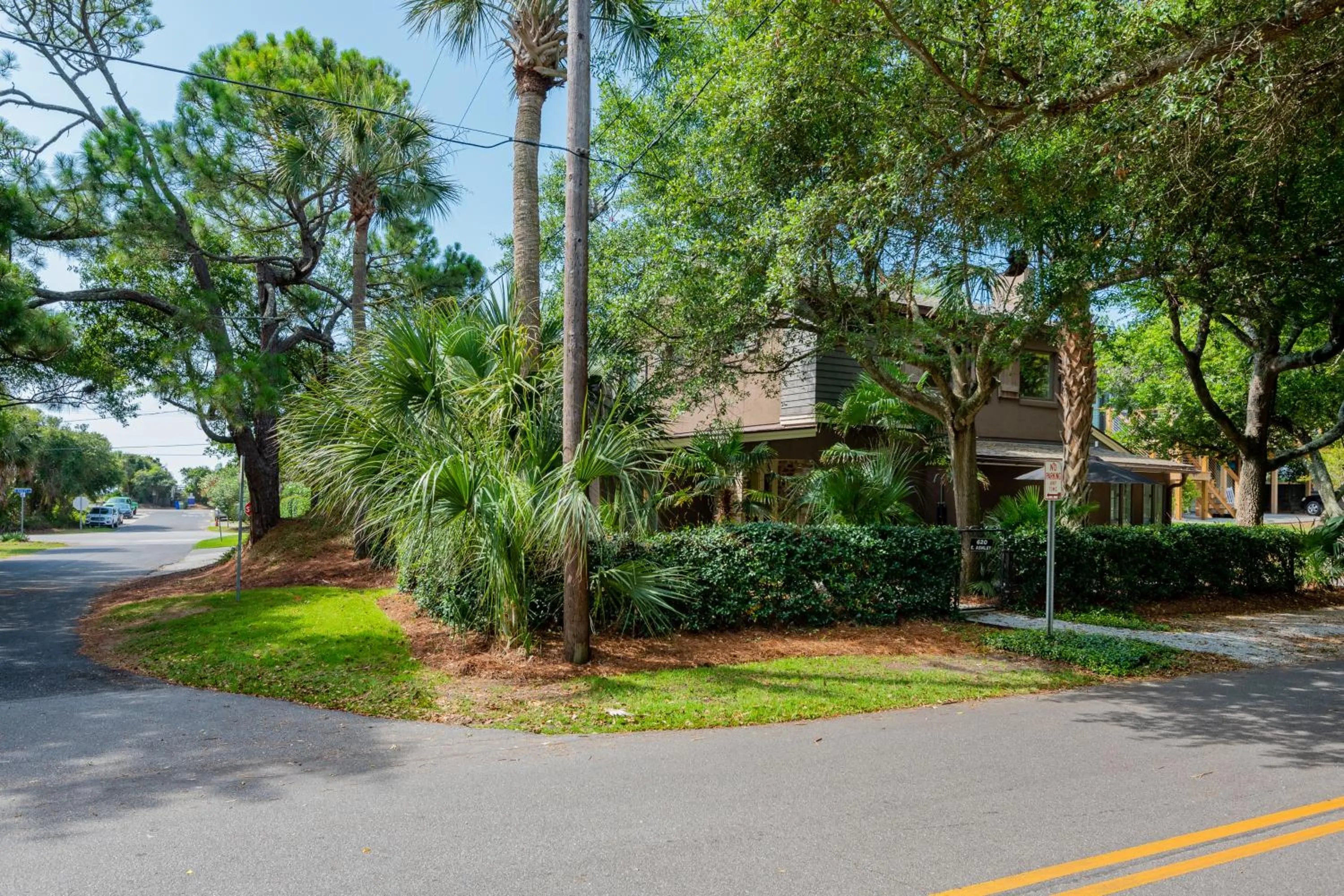 Property building in Folly Vacation 620 apartment w/bonus room, one block to the beach & pet friendly