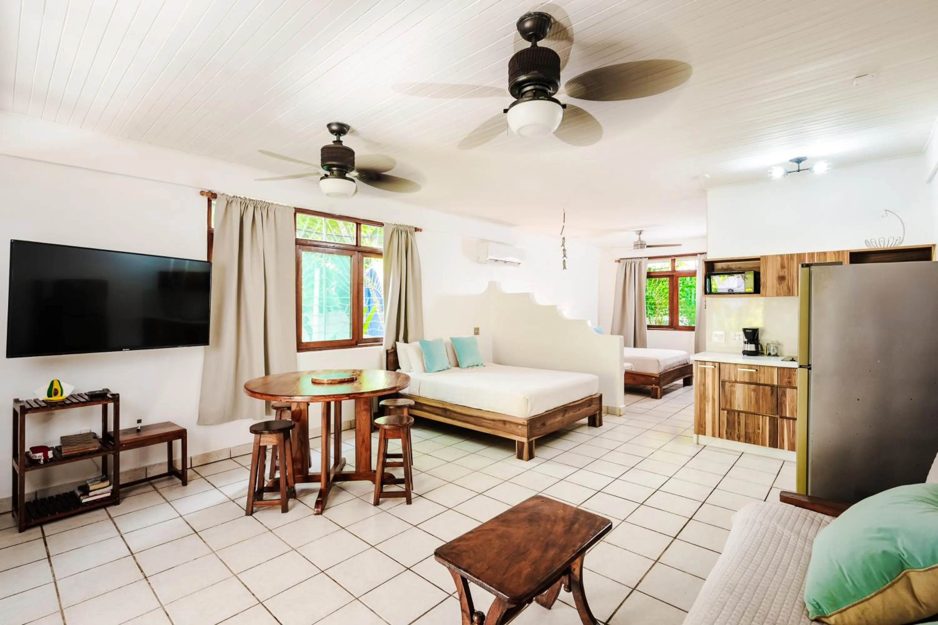 Communal lounge/ TV room, Bed in Casa Sueca Hotel - At the Beach