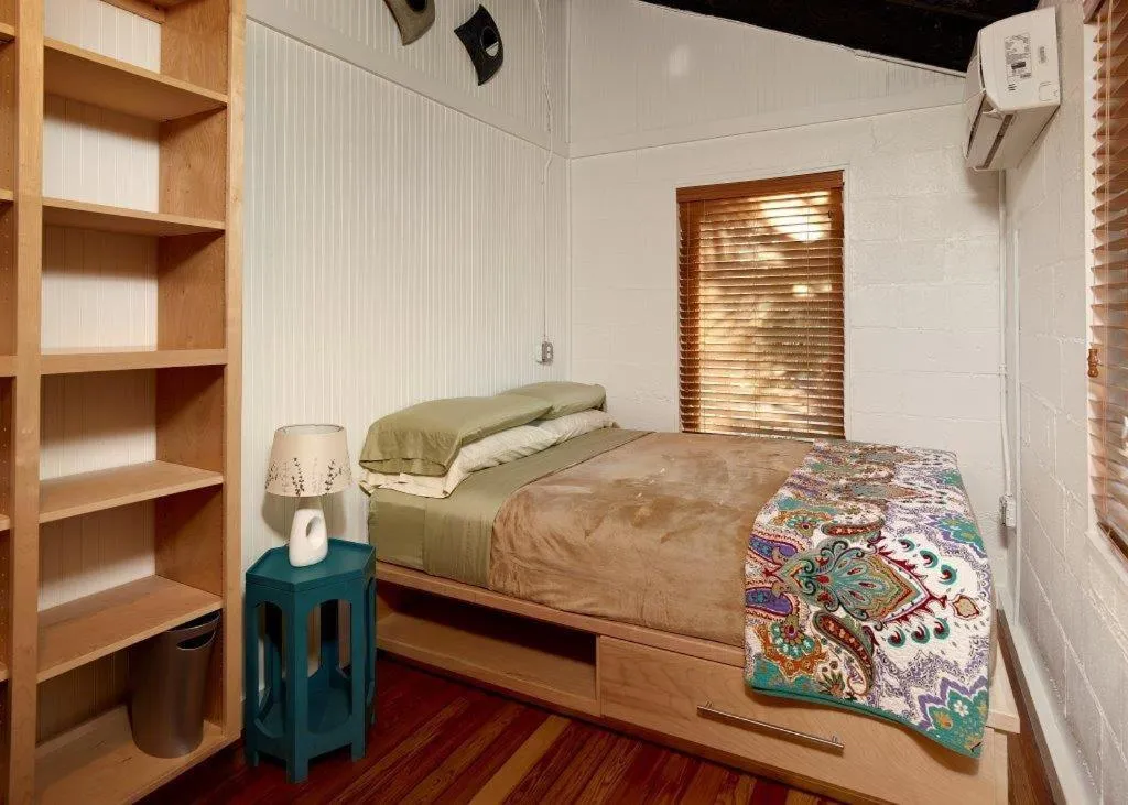 Bed in Folly Vacation 114A Townhouse near the beach, pet friendly